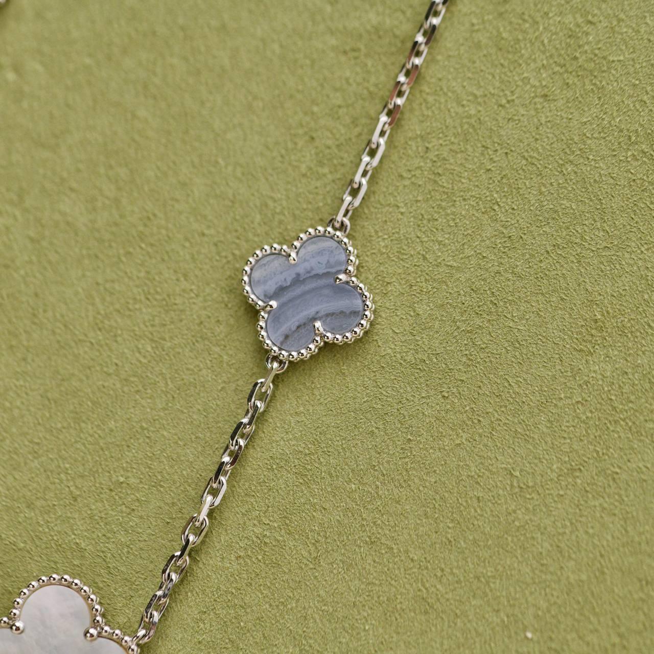 Van Cleef & Arpels Magic Alhambra Chalzedon Perlmutt Halskette aus 18K Gold im Angebot 2