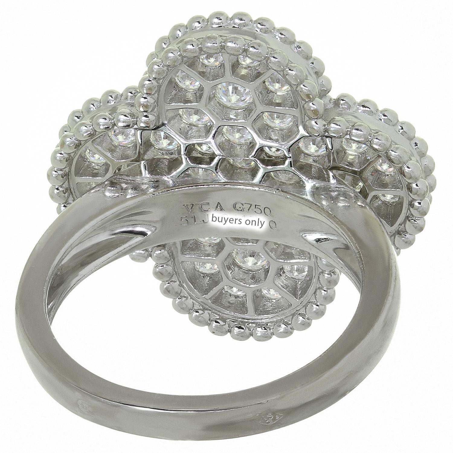 Dieser prächtige Ring von Van Cleef & Arpels aus der ikonischen Kollektion Magic Alhambra zeigt das Glücksklee-Motiv aus 18 Karat Weißgold, besetzt mit runden Brillanten D-E-F VVS1-VVS2 mit einem geschätzten Gewicht von 1,07 Karat. Hergestellt in