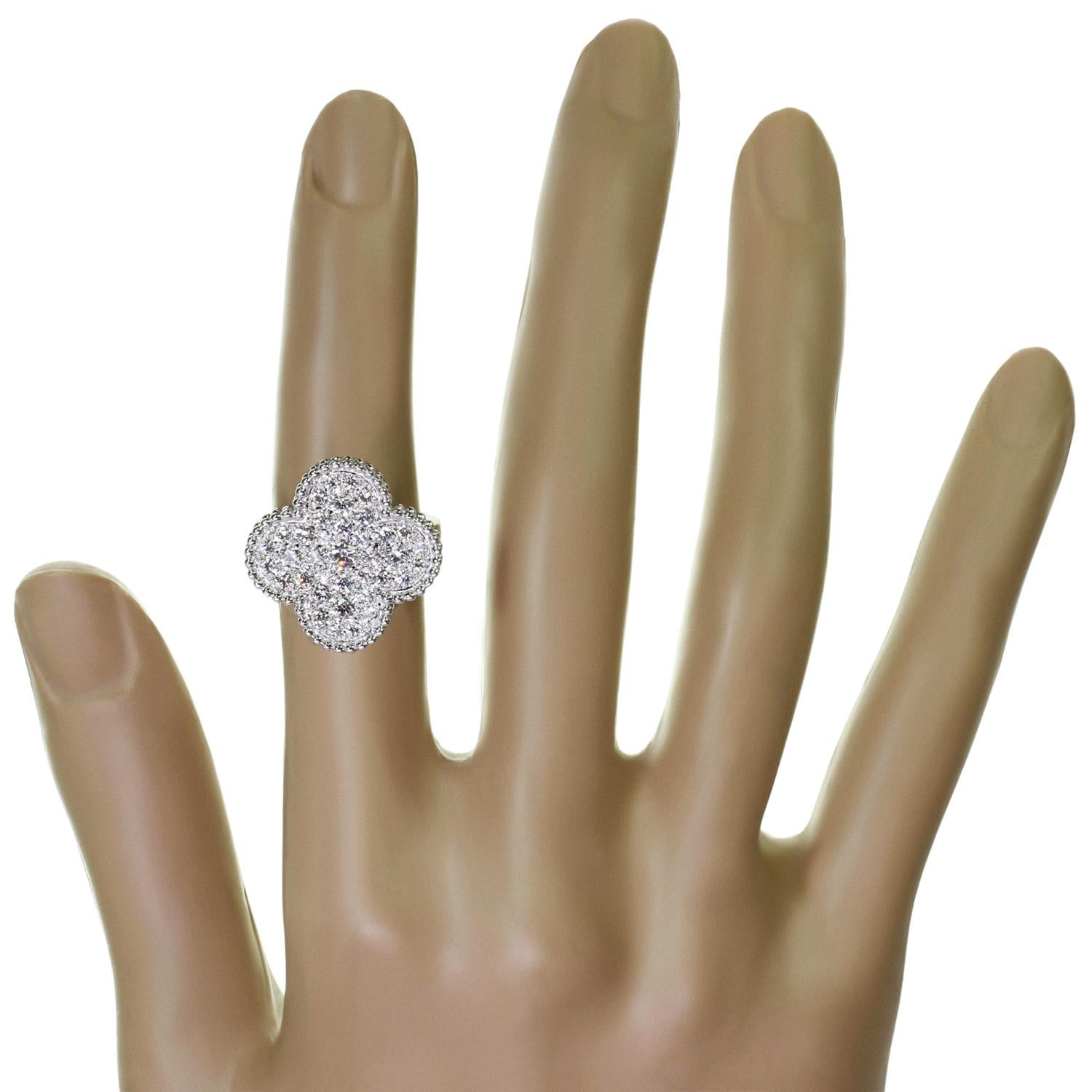VAN CLEEF & ARPELS Magic Alhambra Diamantring aus 18 Karat Weißgold 51 Damen