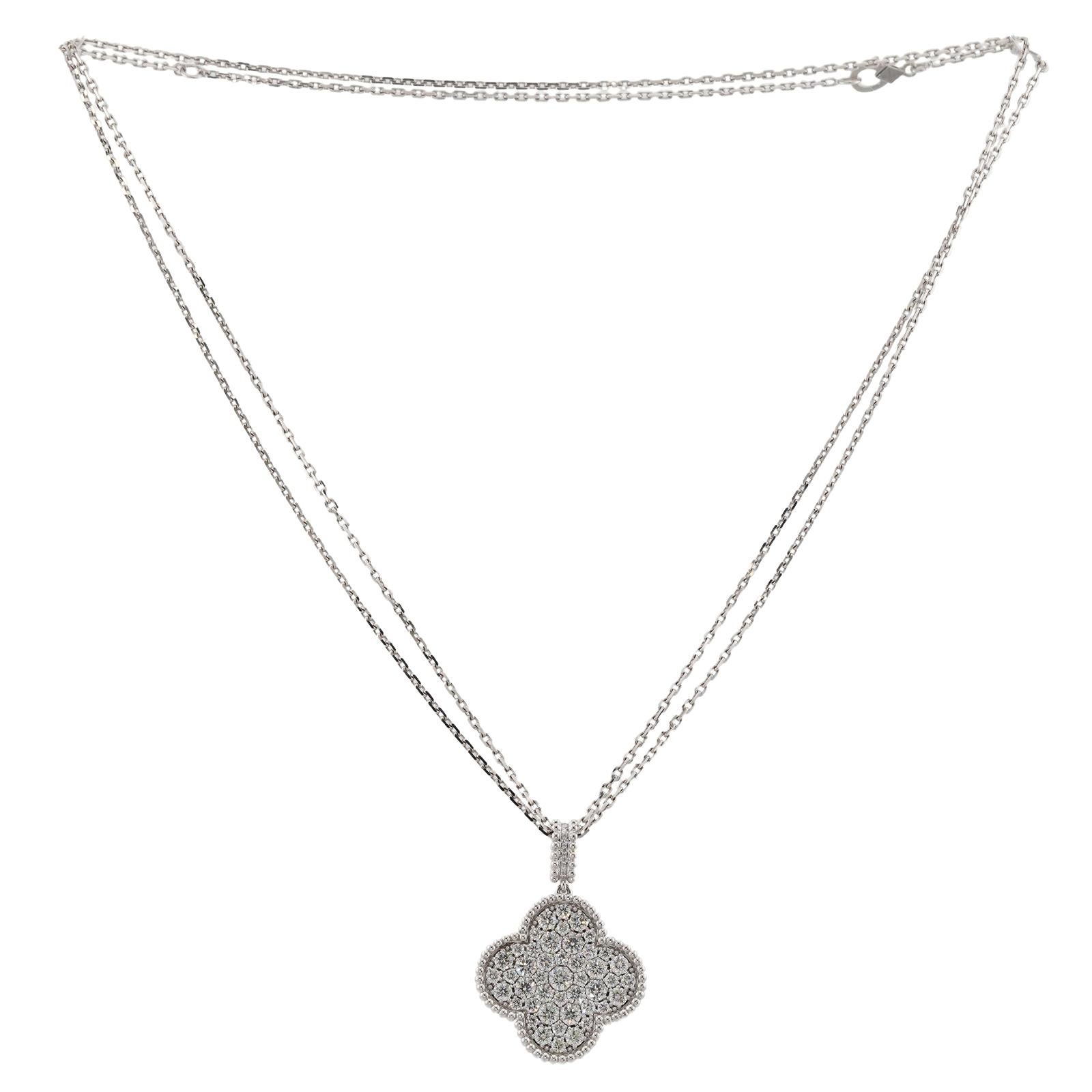 Diese wunderschöne, authentische, lange Halskette von Van Cleef & Arpels aus der kultigen Magic Alhambra Kollektion ist aus 18 Karat Weißgold gefertigt und mit einem Glücksklee-Anhänger versehen, der mit 60 D-E-F VVS1-VVS2 Diamanten mit einem