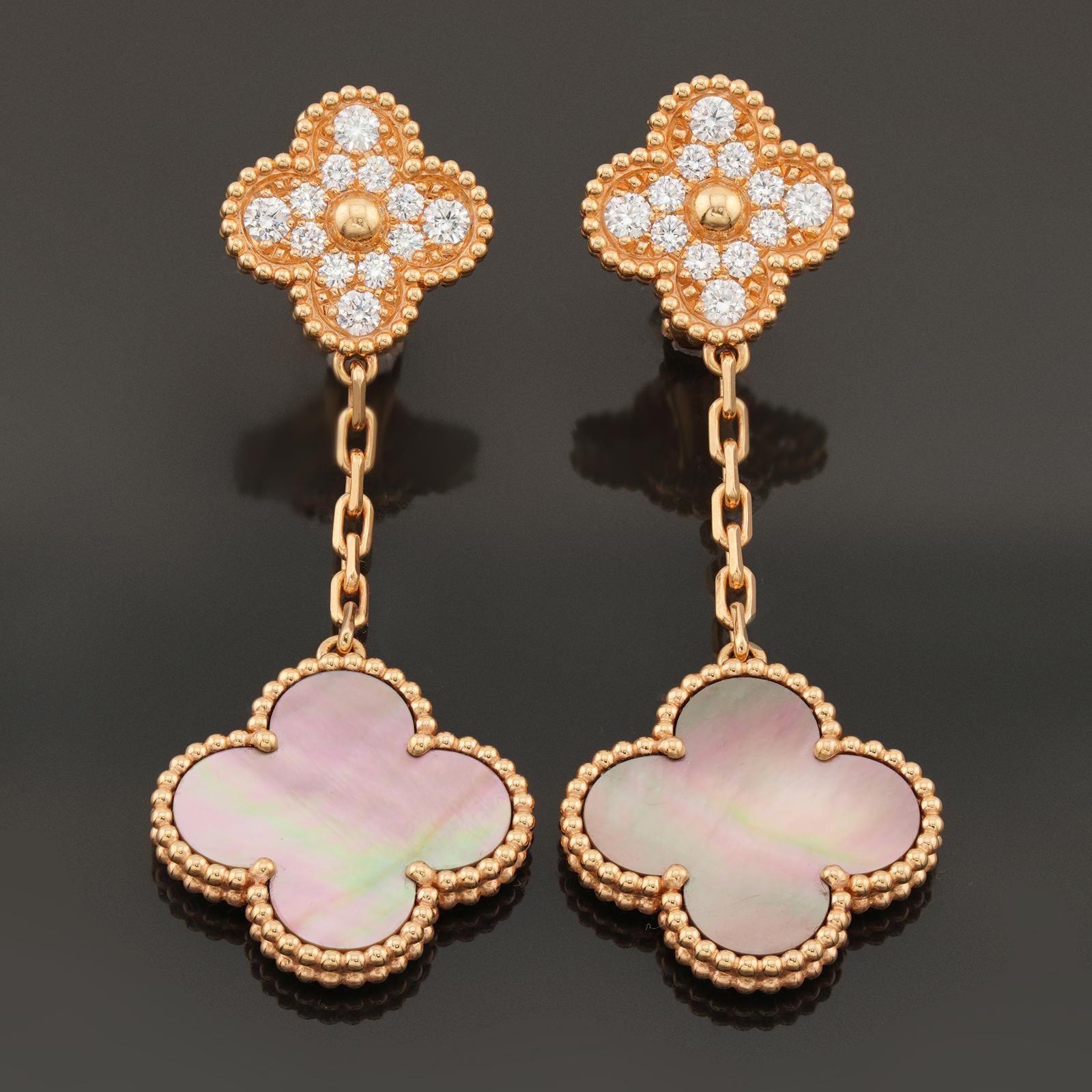 Questi splendidi orecchini a goccia Van Cleef & Arpels della collezione Magic Alhambra sono realizzati in oro rosa 18 carati e incastonati con 24 diamanti rotondi taglio brillante per un peso stimato di 0,96 carati e Madreperla - poiché ogni pietra