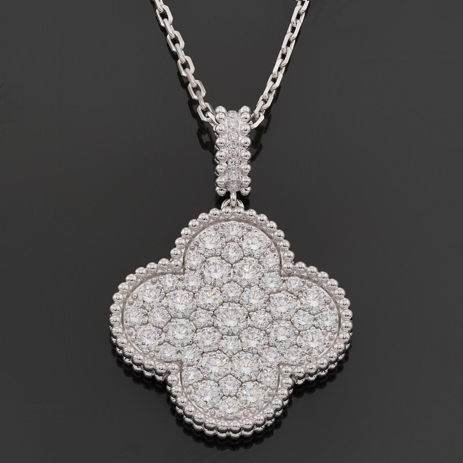Dieses prächtige Collier von Van Cleef & Arpels aus der ikonischen Magic Alhambra Collection besteht aus einer langen, verstellbaren Kette aus 18 Karat Weißgold und einem Glücksklee-Anhänger, der mit runden, brillanten D-E-F VVS1-VVS2-Diamanten mit
