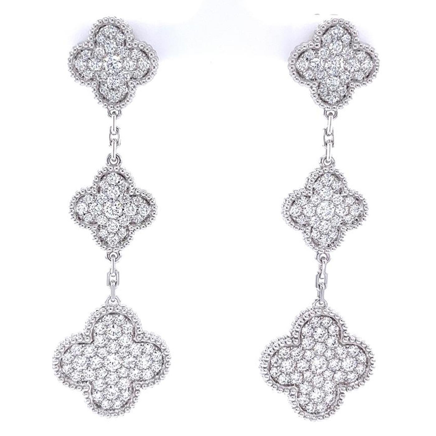 Die 2006 von Van Cleef & Arpels kreierten Magic Alhambra-Schmuckstücke versammeln unterschiedlich große Alhambra-Motive, die sich zu einem fröhlichen Tanz zusammenfügen. Die asymmetrischen Entwürfe sind vom Kleeblatt inspiriert und weisen