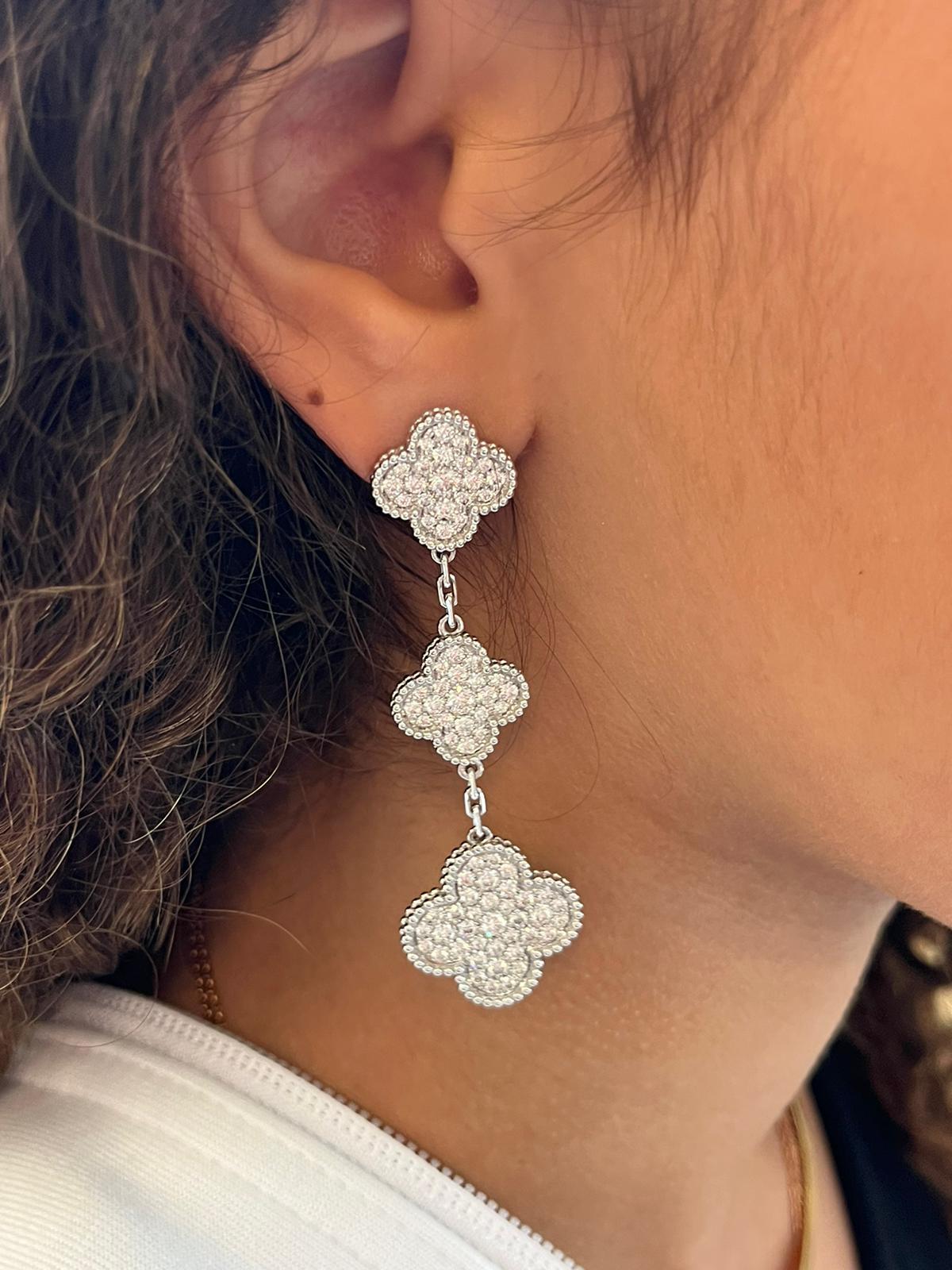Van Cleef & Arpels Magic Alhambra Ohrringe 158 Diamanten mit 3 Motiven aus 18 Karat Weißgold 6