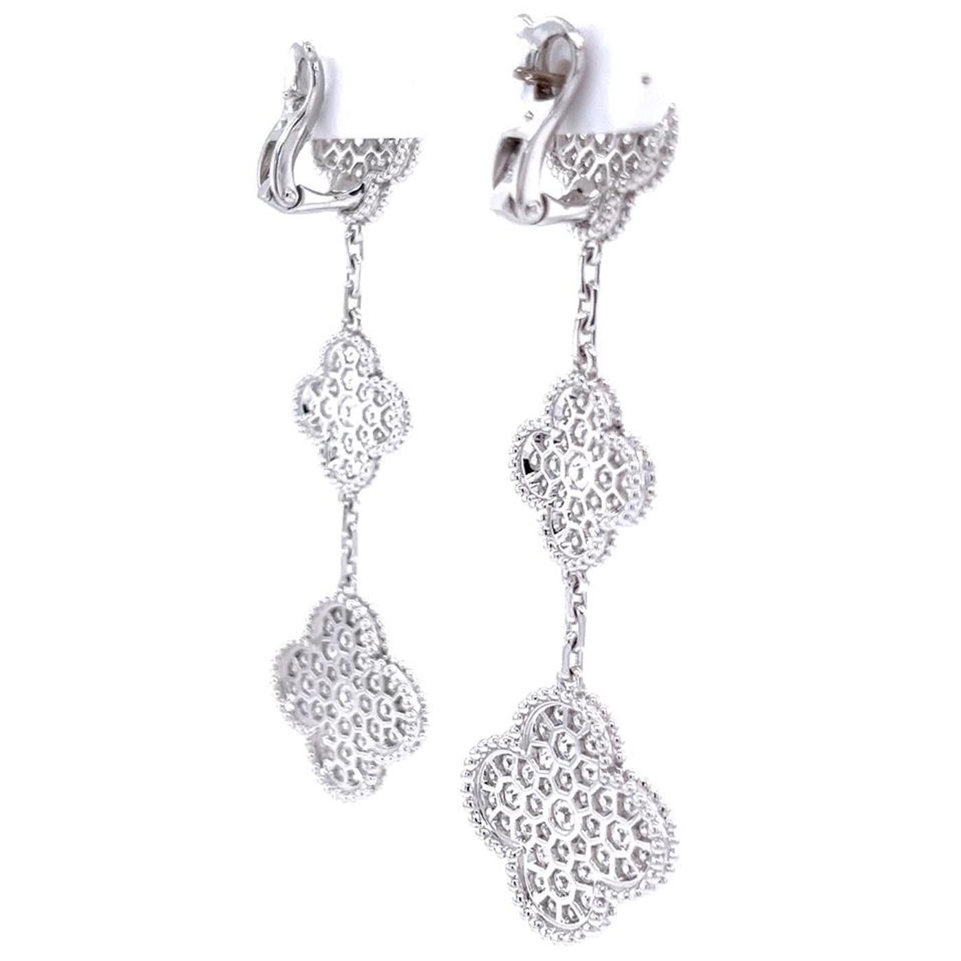 Van Cleef & Arpels Magic Alhambra Ohrringe 158 Diamanten mit 3 Motiven aus 18 Karat Weißgold im Zustand „Hervorragend“ in Aventura, FL