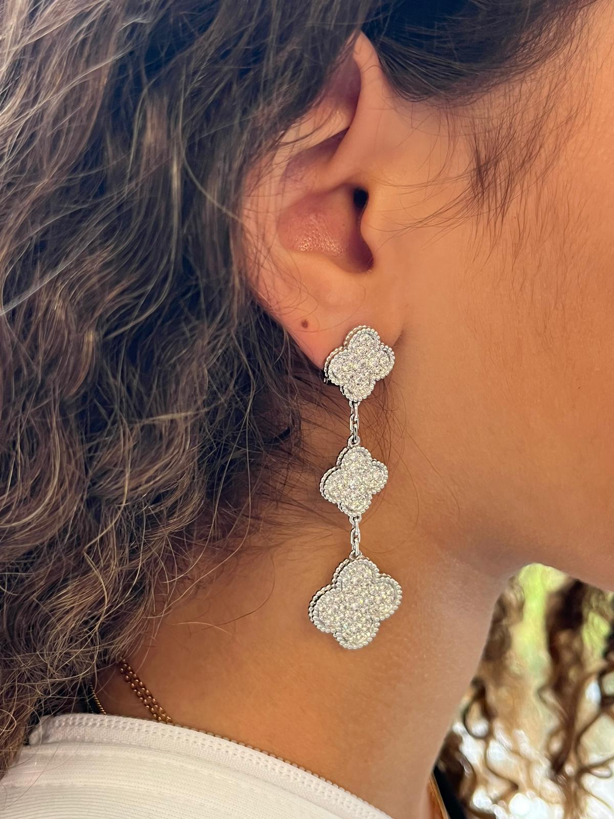Van Cleef & Arpels Magic Alhambra Ohrringe 158 Diamanten mit 3 Motiven aus 18 Karat Weißgold 7
