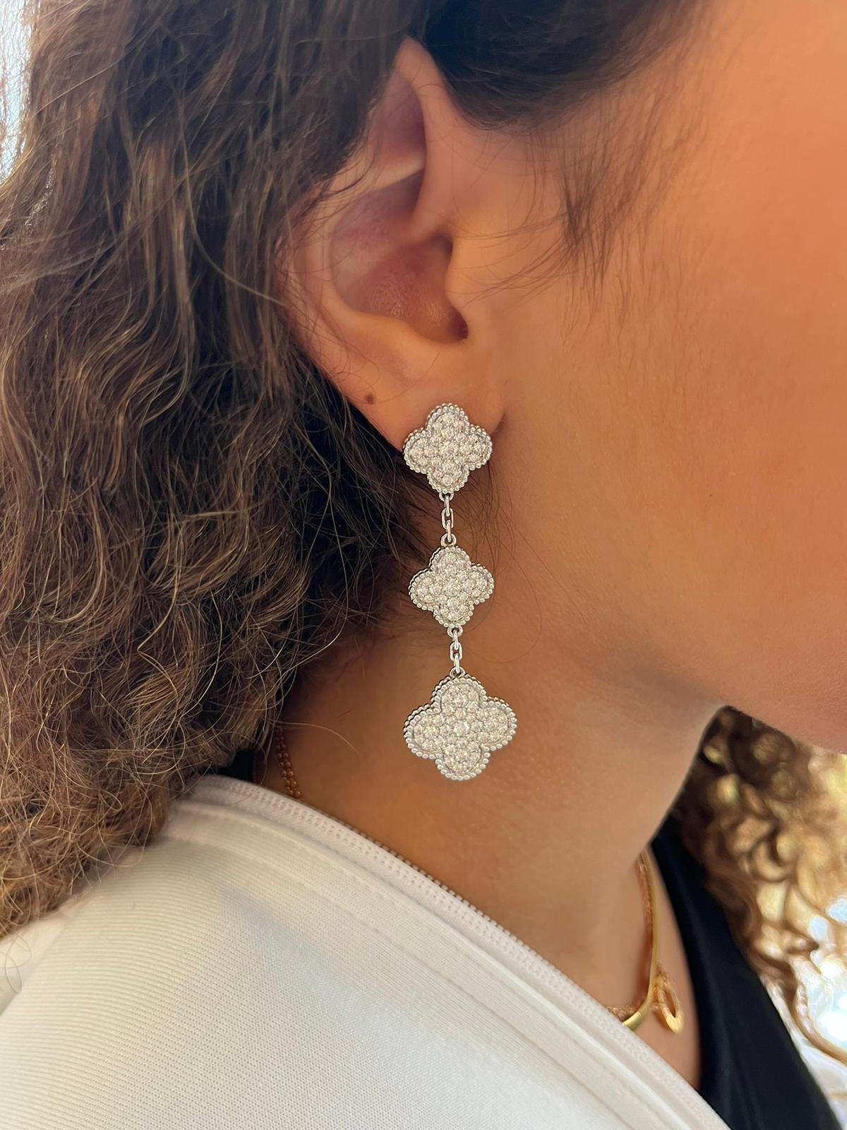 Van Cleef & Arpels Magic Alhambra Ohrringe 158 Diamanten mit 3 Motiven aus 18 Karat Weißgold 5