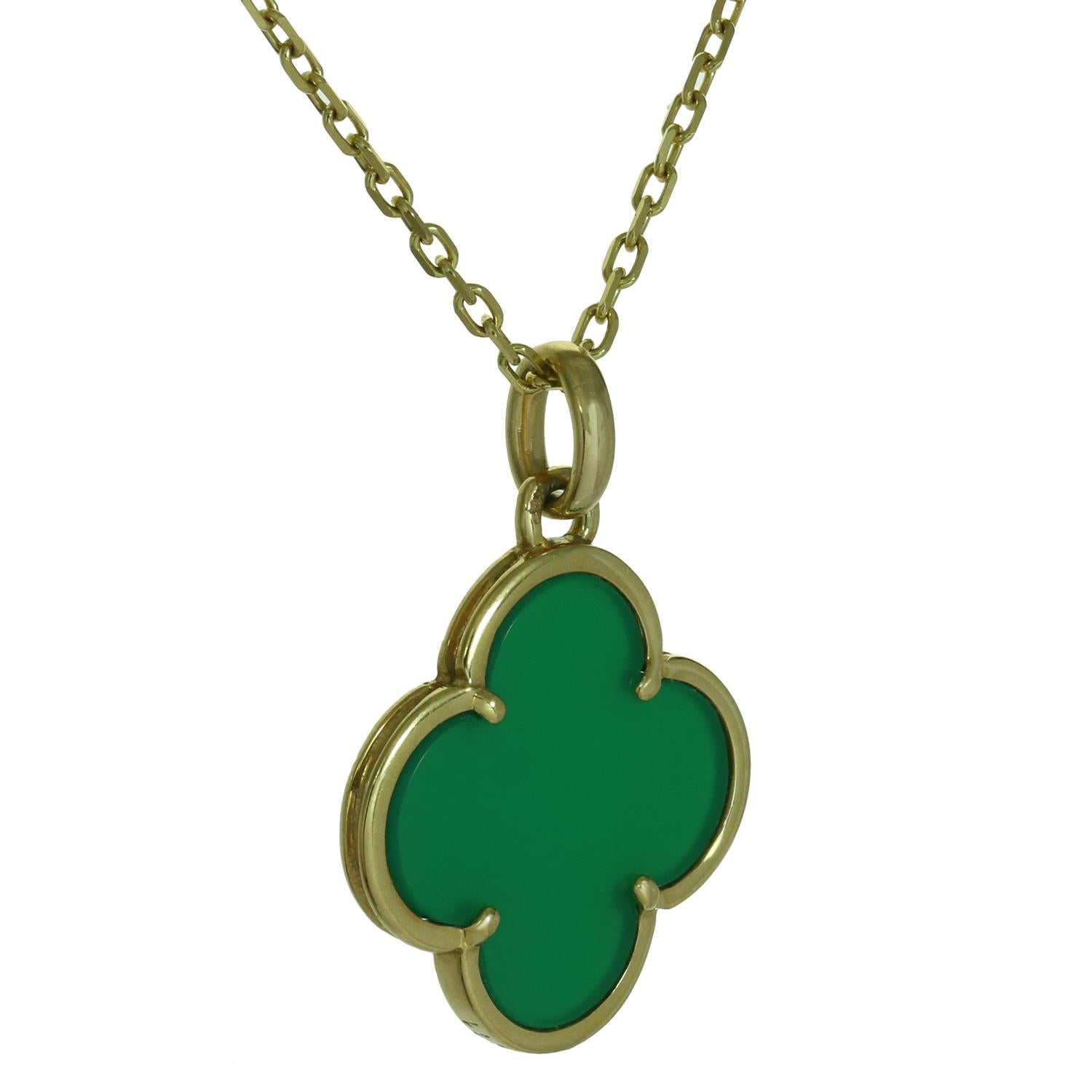 Van Cleef & Arpels Magic Alhambra Green Chalcedony Yellow Gold Pendant Necklace In Excellent Condition In New York, NY