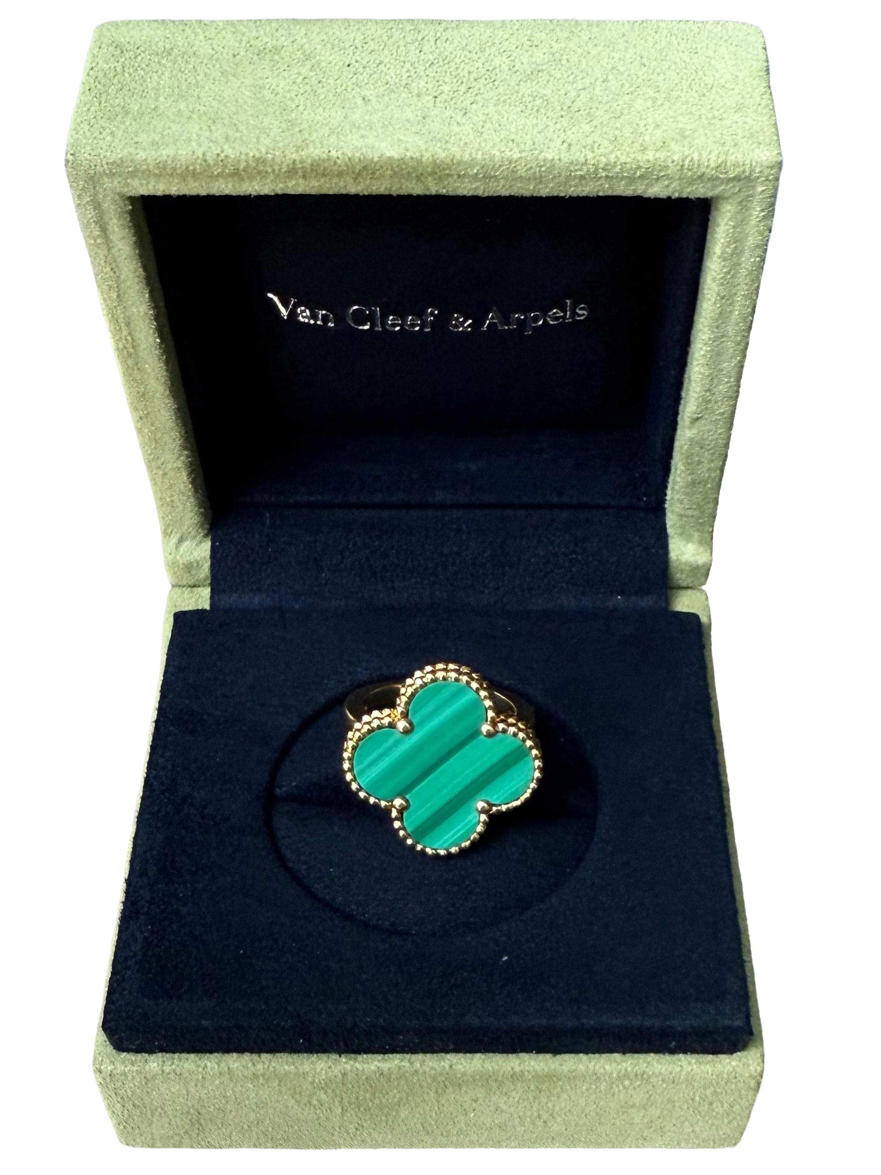Fidèles au tout premier bijou Alhambra créé en 1968, les créations Vintage Alhambra de Van Cleef & Arpels se distinguent par leur élégance unique et intemporelle. Inspirées de la feuille de trèfle, ces icônes de la chance sont ornées d'une bordure