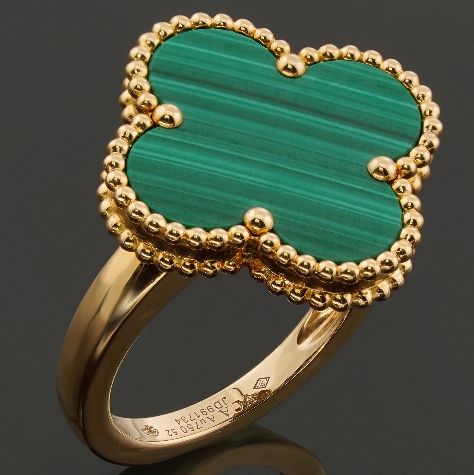 Dieser fabelhafte Ring von Van Cleef & Arpels aus der ikonischen Magic Alhambra Kollektion zeichnet sich durch das klassische, mit Perlen umrandete Glücksklee-Design aus, das in 18 Karat Gelbgold gefertigt und mit grünem Malachit eingelegt ist.
