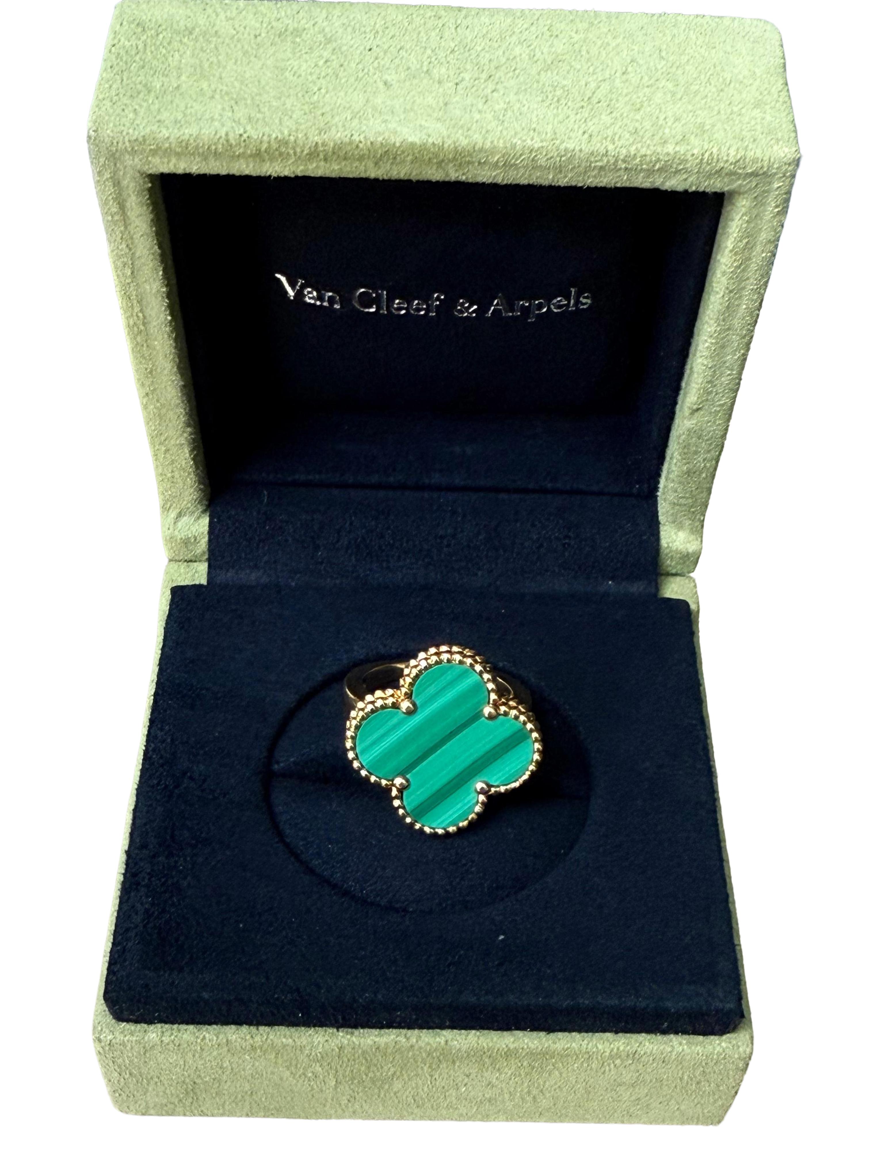 Moderniste Van Cleef & Arpels Bague Magic Alhambra en malachite verte en or jaune 18 carats en vente