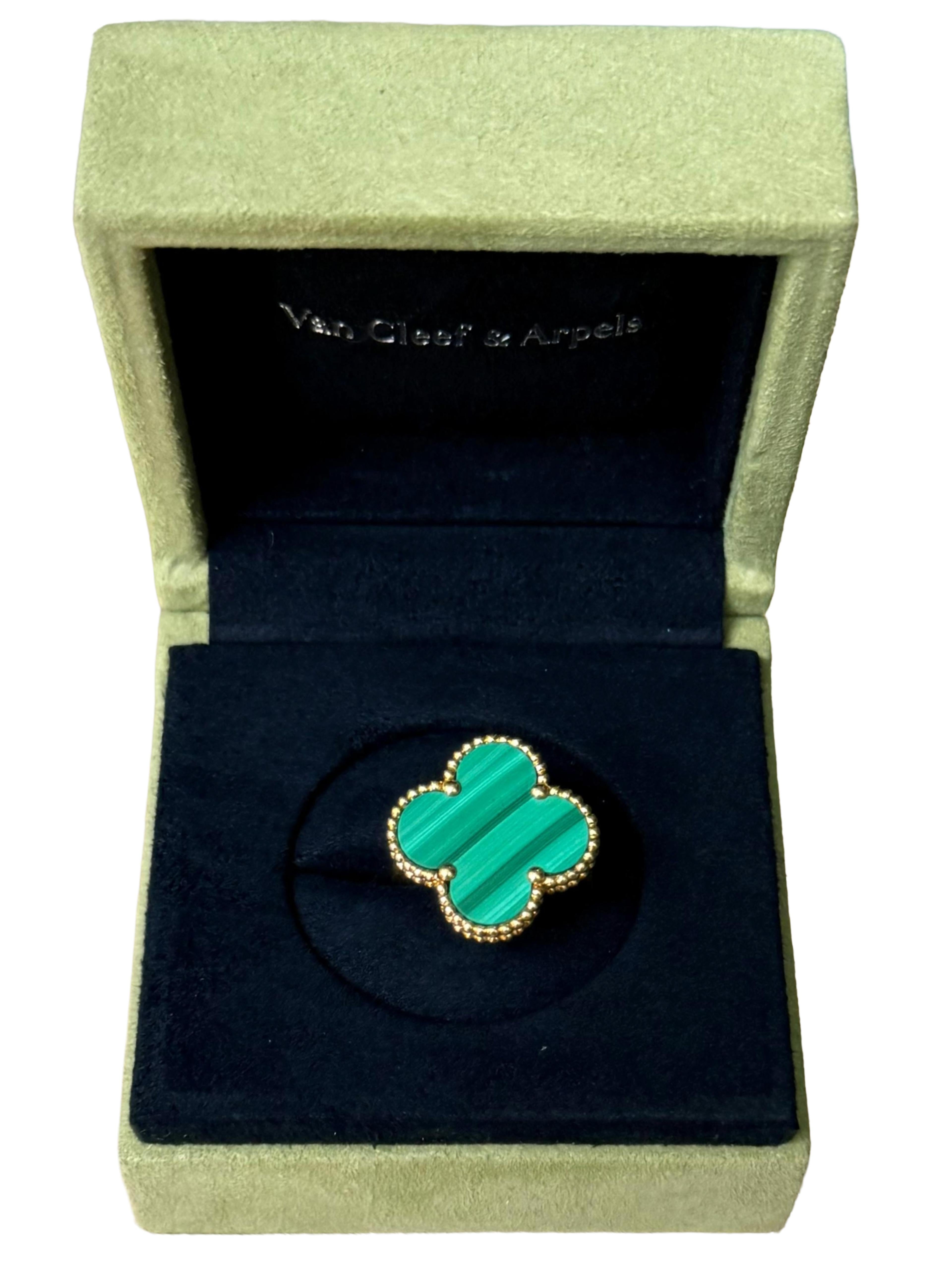 Perle Van Cleef & Arpels Bague Magic Alhambra en malachite verte en or jaune 18 carats en vente