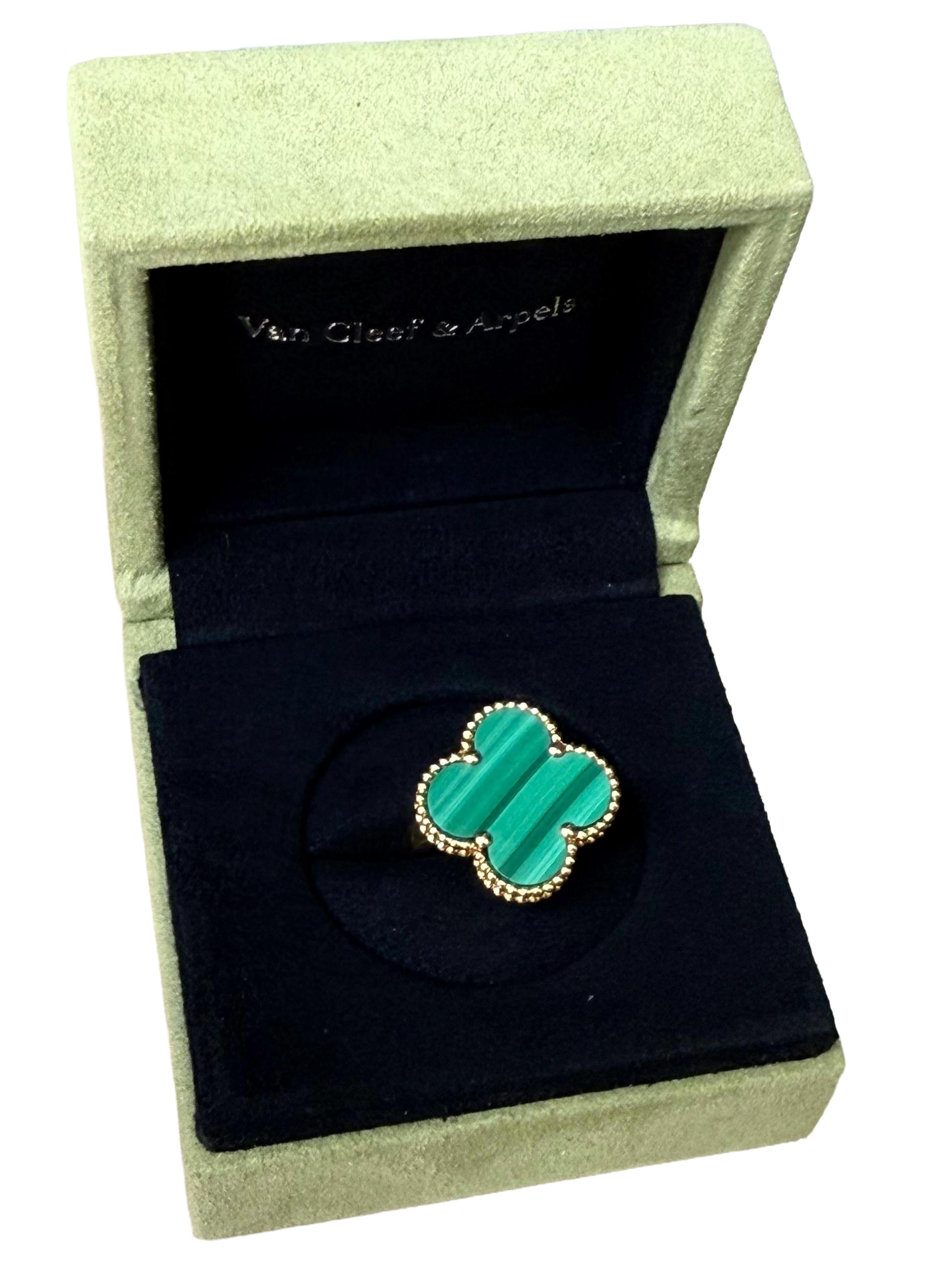 Van Cleef & Arpels Bague Magic Alhambra en malachite verte en or jaune 18 carats Excellent état - En vente à Aventura, FL