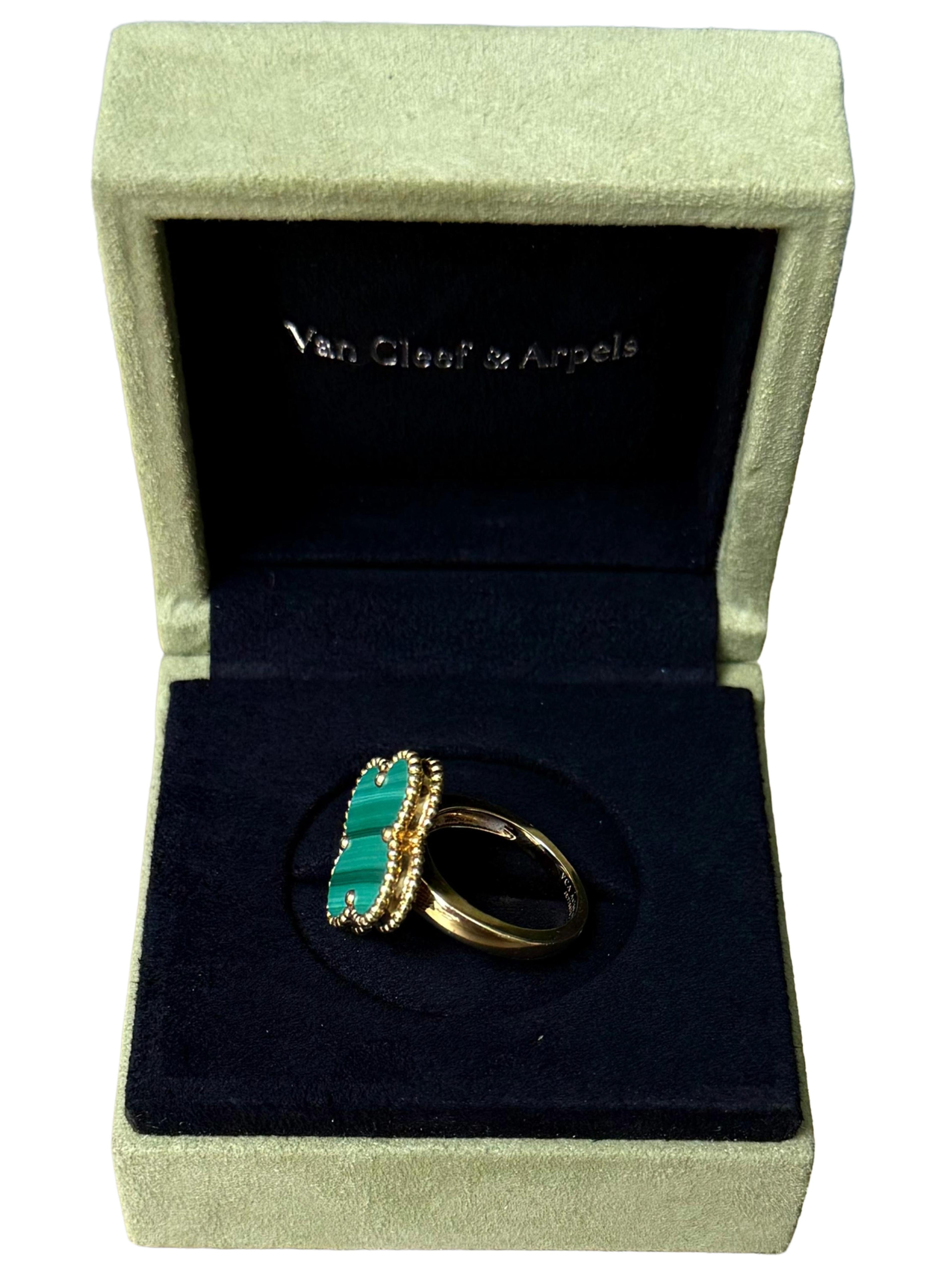 Van Cleef & Arpels Bague Magic Alhambra en malachite verte en or jaune 18 carats en vente 1