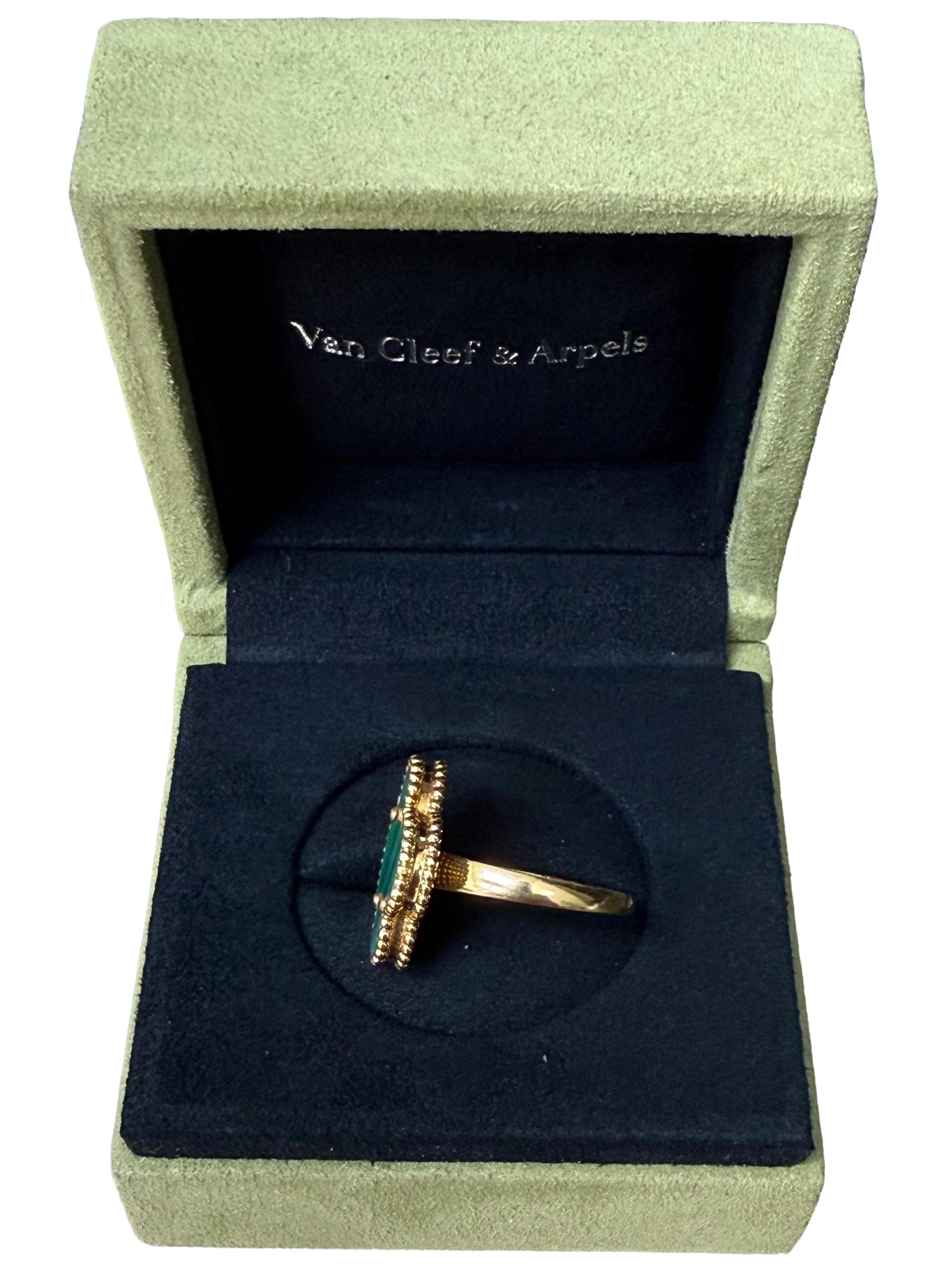 Van Cleef & Arpels Bague Magic Alhambra en malachite verte en or jaune 18 carats en vente 2