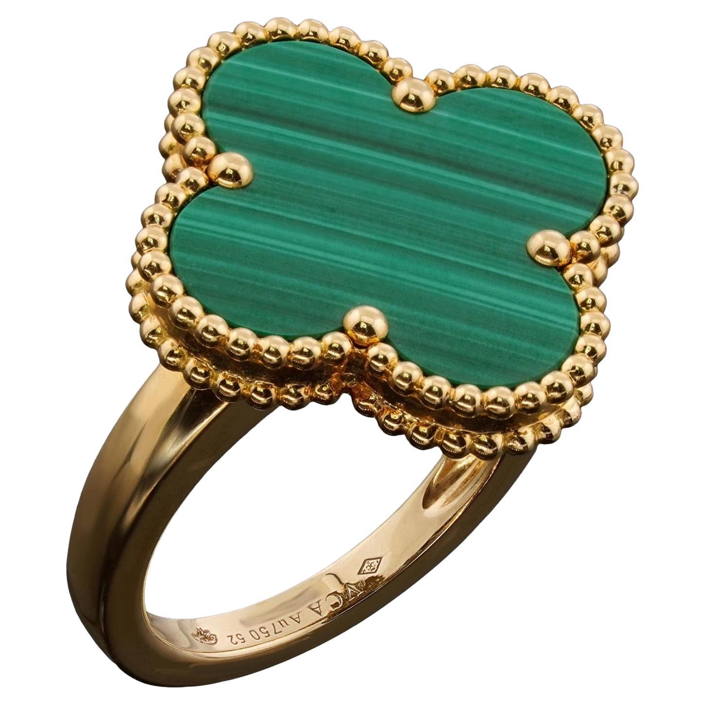 Van Cleef 
Arpels Bague Magic Alhambra en malachite verte en or jaune 18 carats