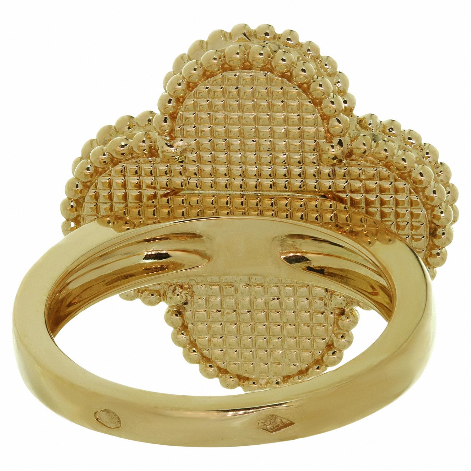 Dieser fabelhafte Ring von Van Cleef & Arpels aus der ikonischen Magic Alhambra-Kollektion zeigt das klassische, perlenumrandete Glücksklee-Design, das in 18 Karat Gelbgold gefertigt und mit grünem Malachit eingelegt ist. Hergestellt in Frankreich