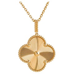 Van Cleef & Arpels Magic Alhambra Guilloché 18K Gelbgold Halskette mit Anhänger