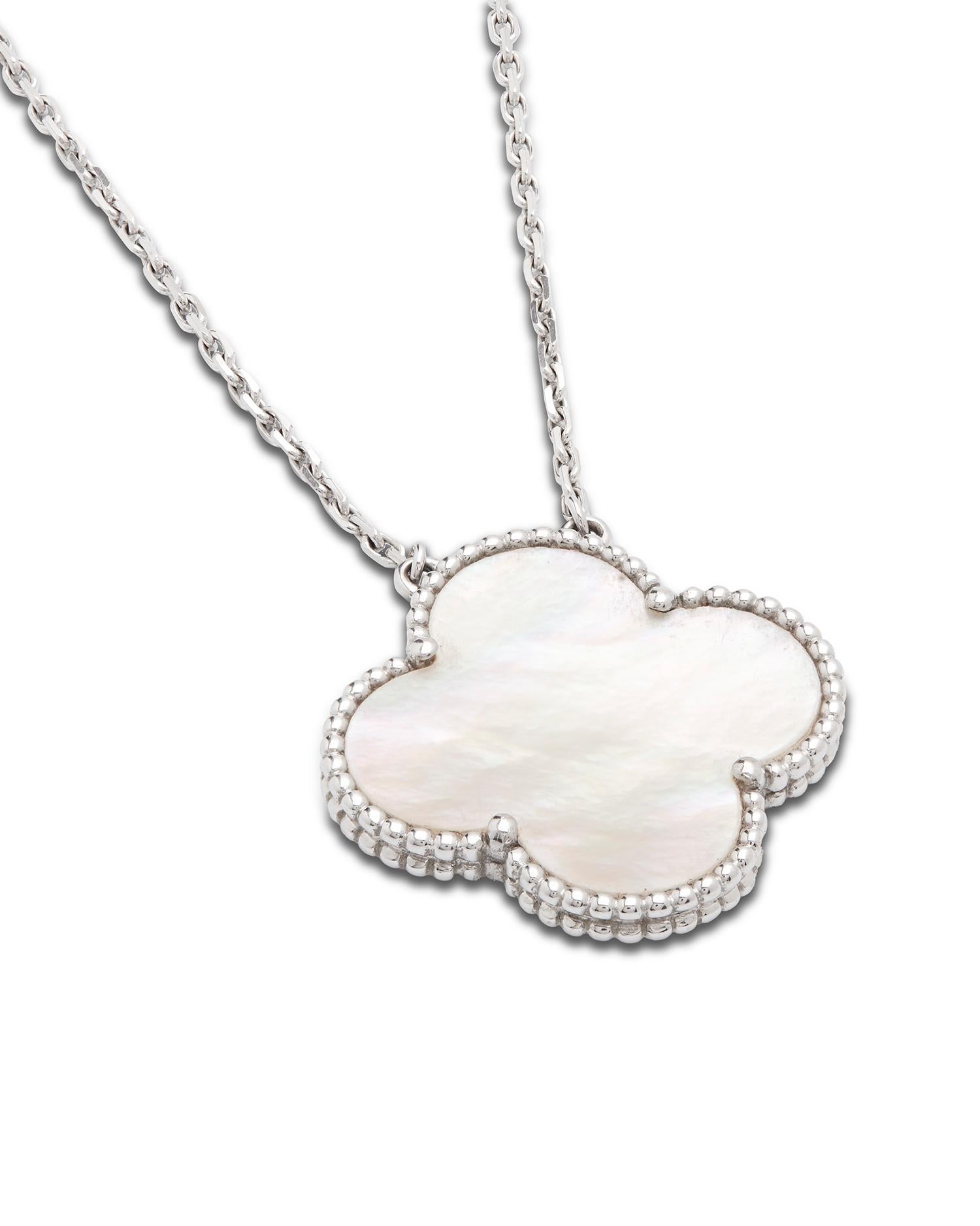The Alhambra motif, a symbol of luck that embodies a positive vision of life very dear to the brands DNA.

The collection was first Created in 1968, it has continuously evolved, but still keeping its elegant and chic design.

This VCA magic Alhambra