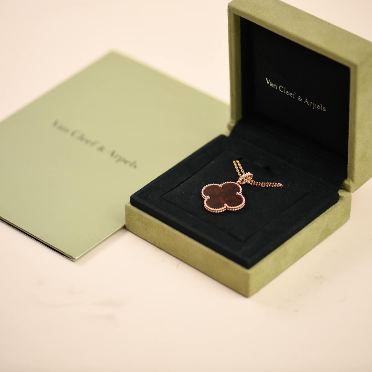 SKU	33301549
Livré avec	Boîte uniquement
Date	2018
Modèle	VCAR03M700
Numéro de série	JE******
Métal	Or rose 18k
Pierres	Bois de lettres
Poids	Environ 14,71 g
Longueur	Environ 90 cm
Largeur	Environ 2,6