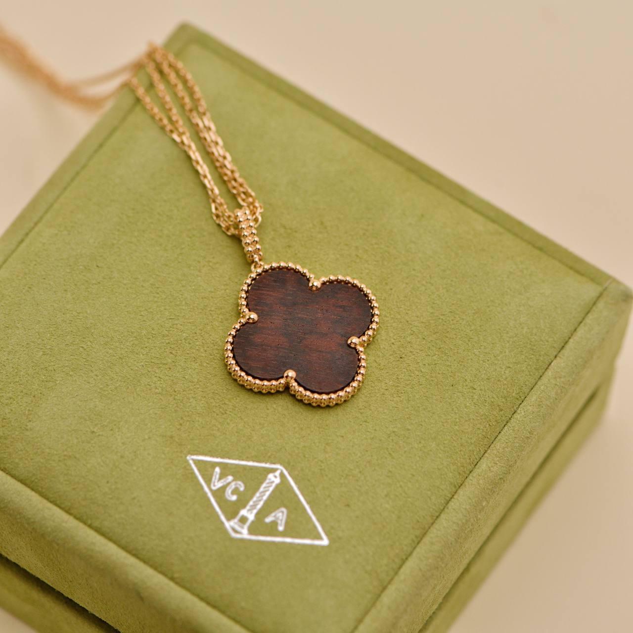 Van Cleef & Arpels Magic Alhambra, collier pendentif en or rose 18 carats Excellent état - En vente à Banbury, GB