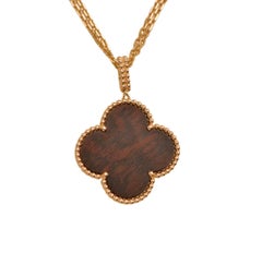 Van Cleef & Arpels Magic Alhambra Halskette mit Anhänger aus 18 Karat Roségold mit Buchstabenholz-Anhänger