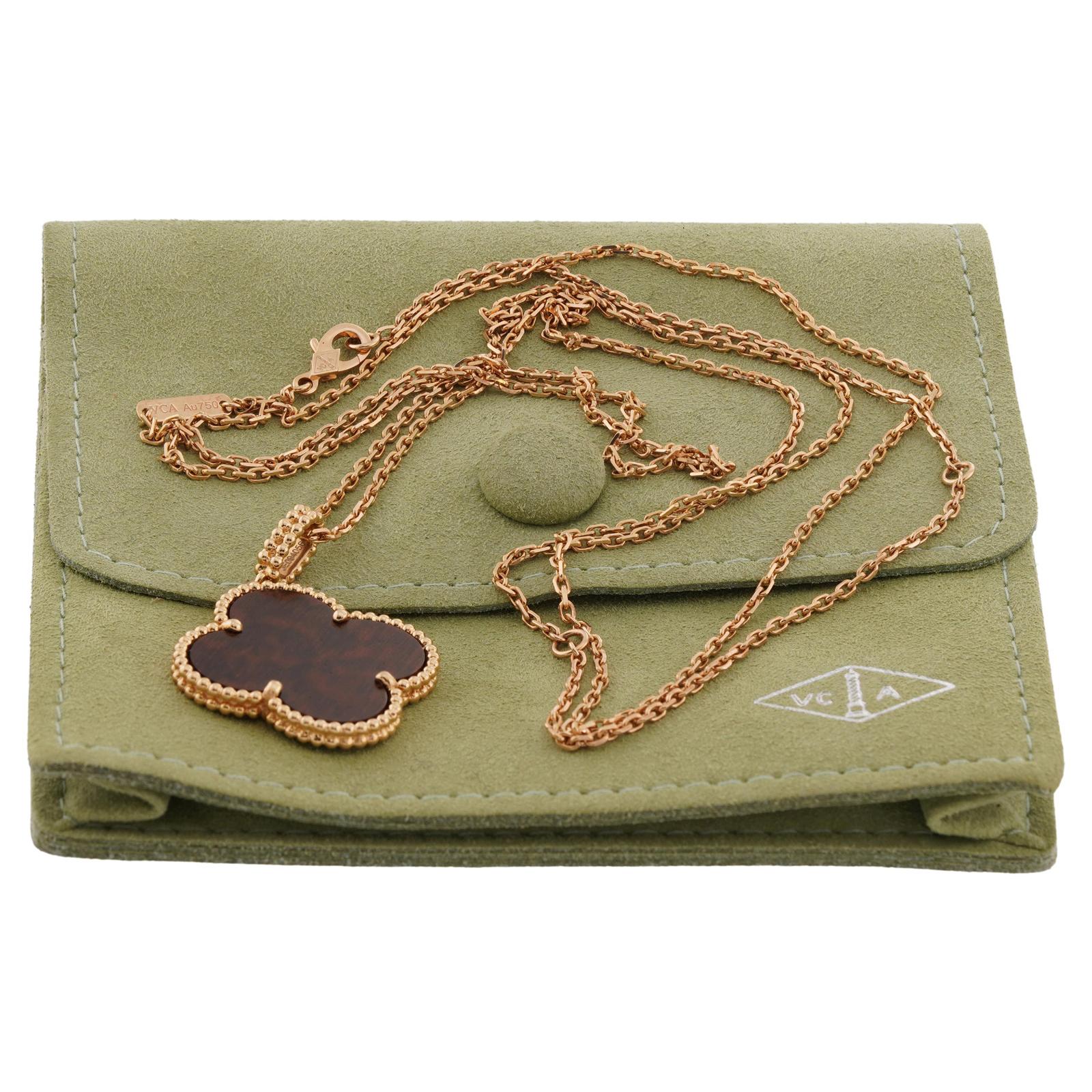 VAN CLEEF & ARPELS Collier pendentif long Magic Alhambra en or rose et bois de feuillus Excellent état - En vente à New York, NY