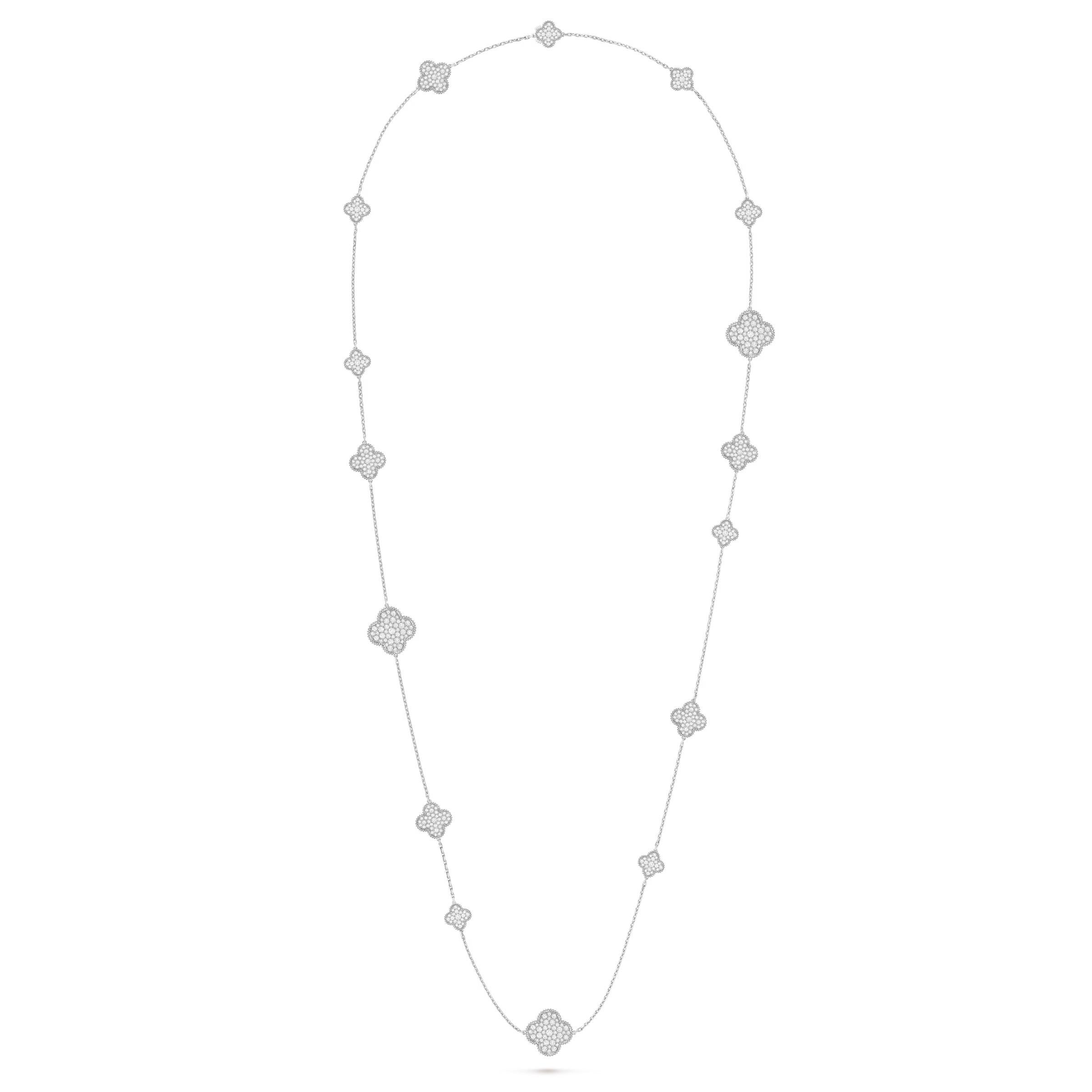 Usata e in ottime condizioni, questa autentica collana lunga Van Cleef & Arpels Magic Alhambra (2014) presenta 16 motivi realizzati in oro bianco rodiato e completamente incastonati con diamanti rotondi taglio brillante di qualità eccezionale