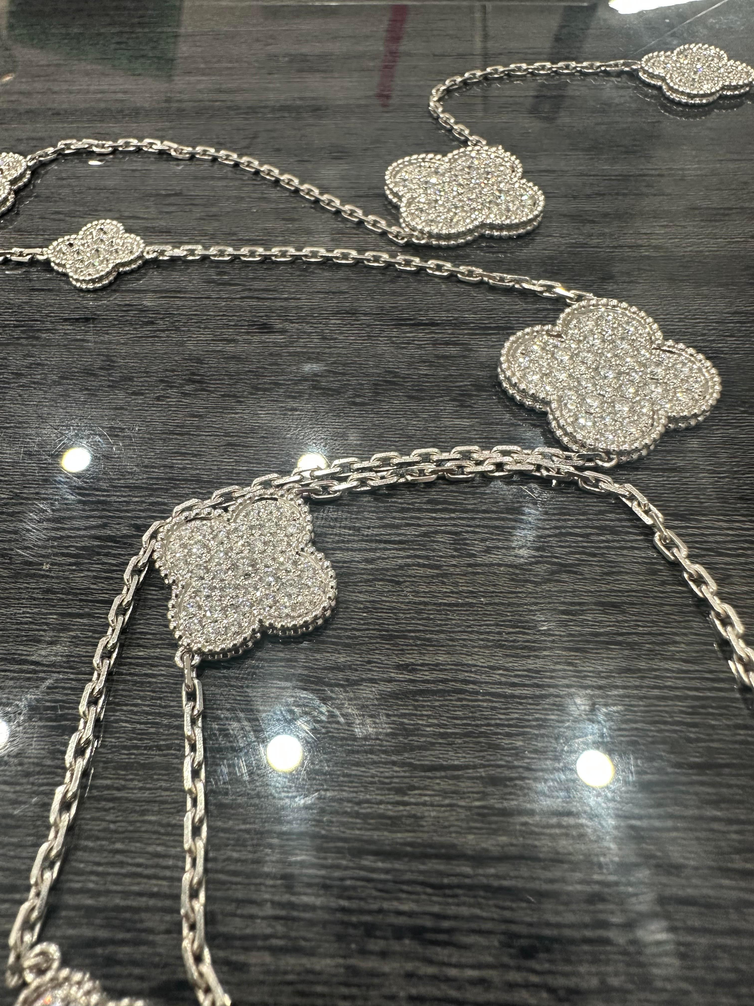 Van Cleef & Arpels Collana Magic Alhambra Lunga 16 Diamanti Tondi Pave In condizioni ottime in vendita a New York, NY