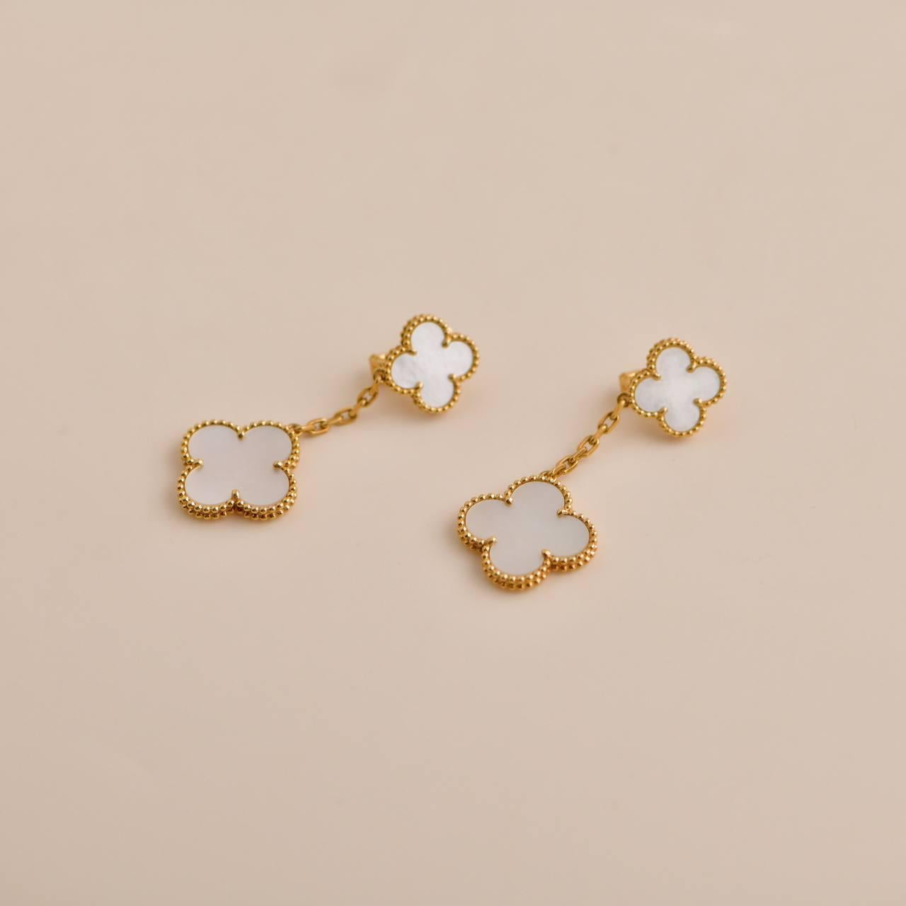 Van Cleef & Arpels Magic Alhambra Lange Perlmutt-Ohrringe aus Gelbgold für Damen oder Herren