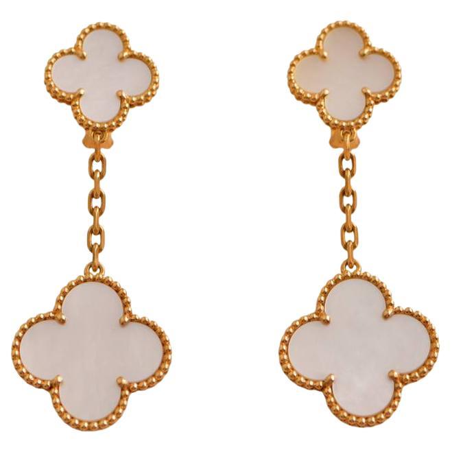 Van Cleef & Arpels Magic Alhambra Lange Perlmutt-Ohrringe aus Gelbgold im Angebot