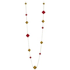 Van Cleef & Arpels Magic Alhambra Halskette aus Gelbgold mit langen Motiven aus Karneol