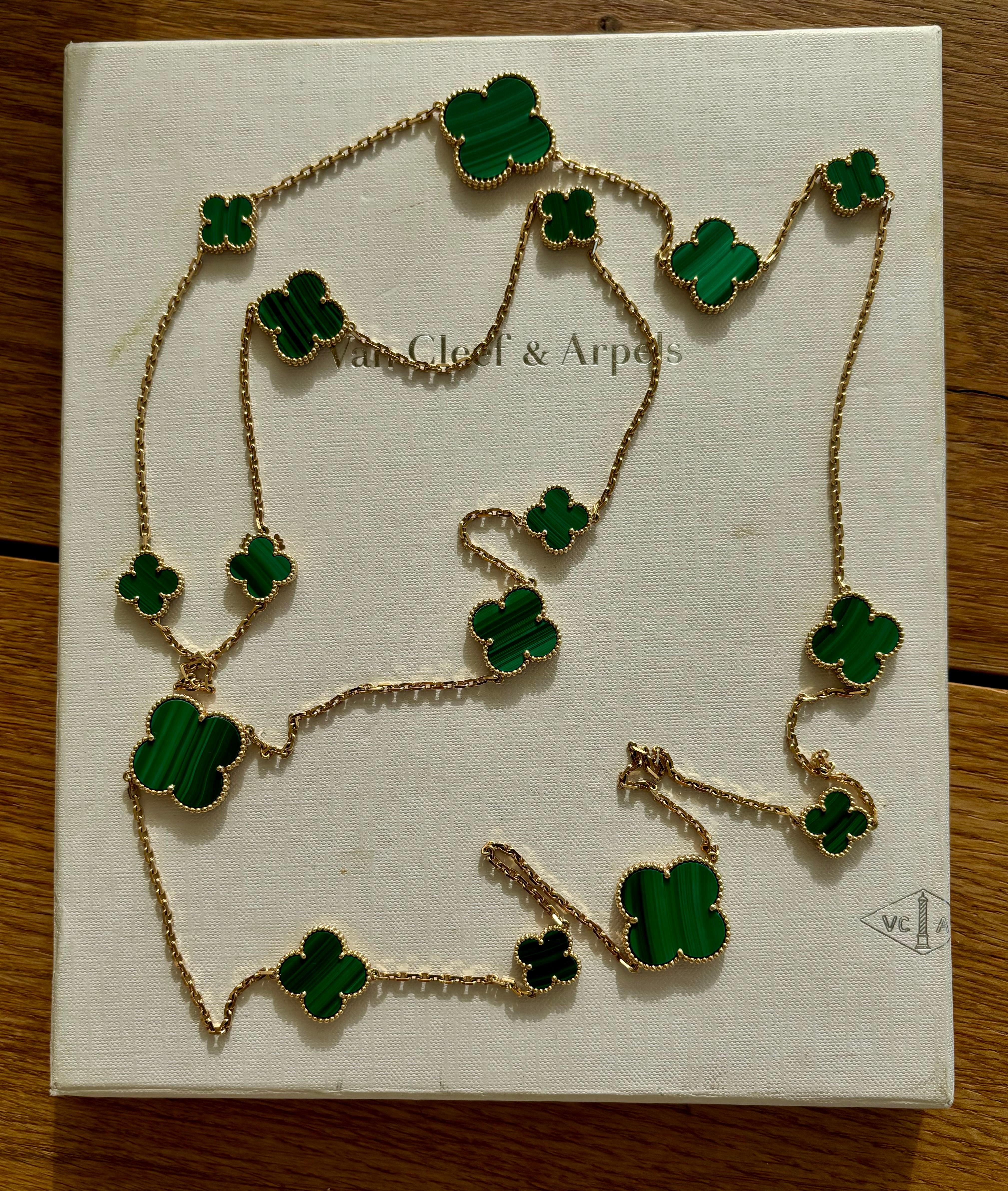 Wunderschöne Van Cleef & Arpels magische Alhambra lange Motive Gelbgold Halskette 18k, mit seinen 16 Einheiten Motive in Malachit grüne Farbe. Dieses Design ist die bekannteste und reinste Eleganz-Darstellung der Marke. Es kann lang oder mit zwei