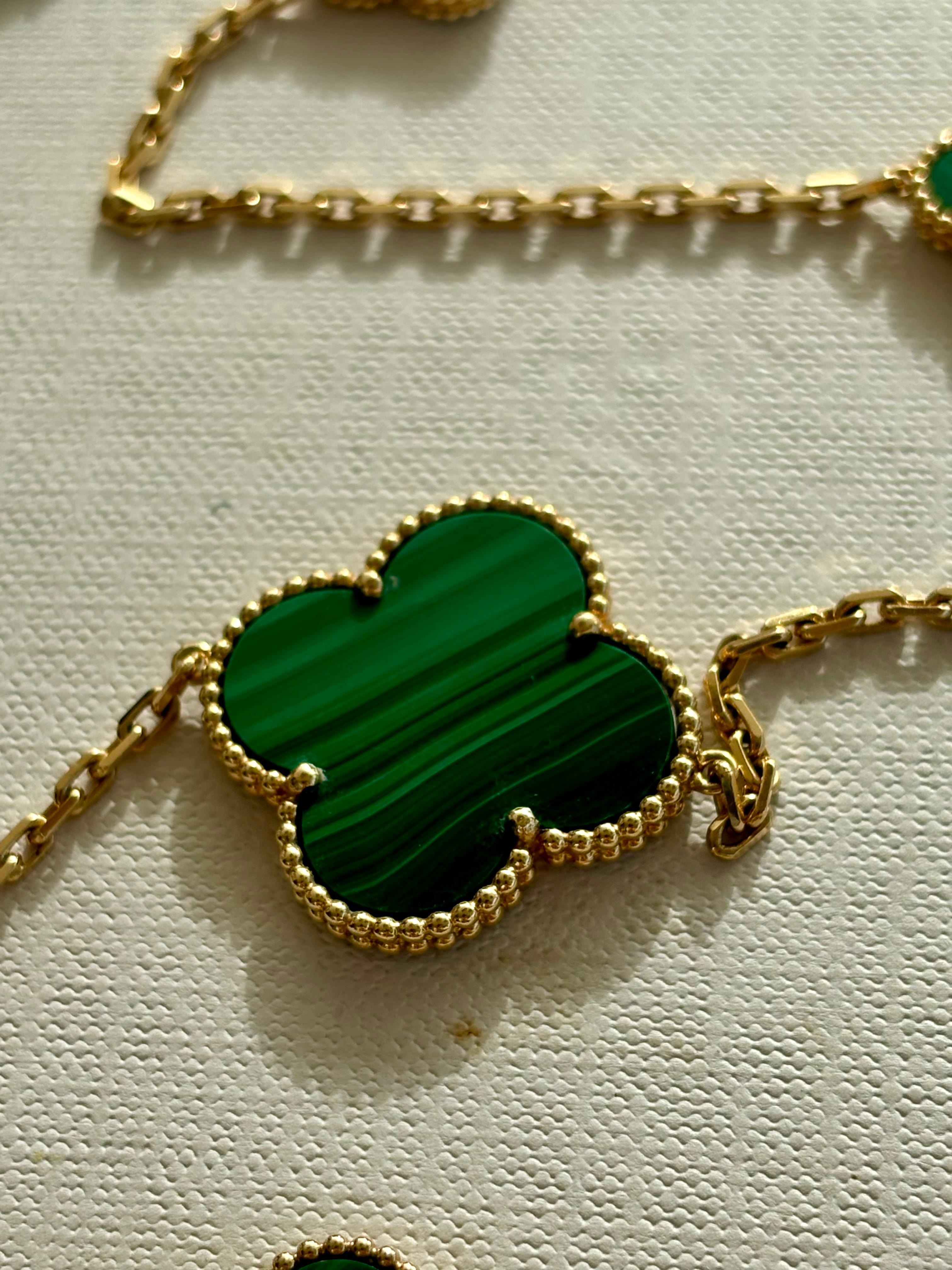 Van Cleef & Arpels Magic Alhambra Halskette aus Gelbgold mit langenen Motiven im Zustand „Gut“ im Angebot in London, GB