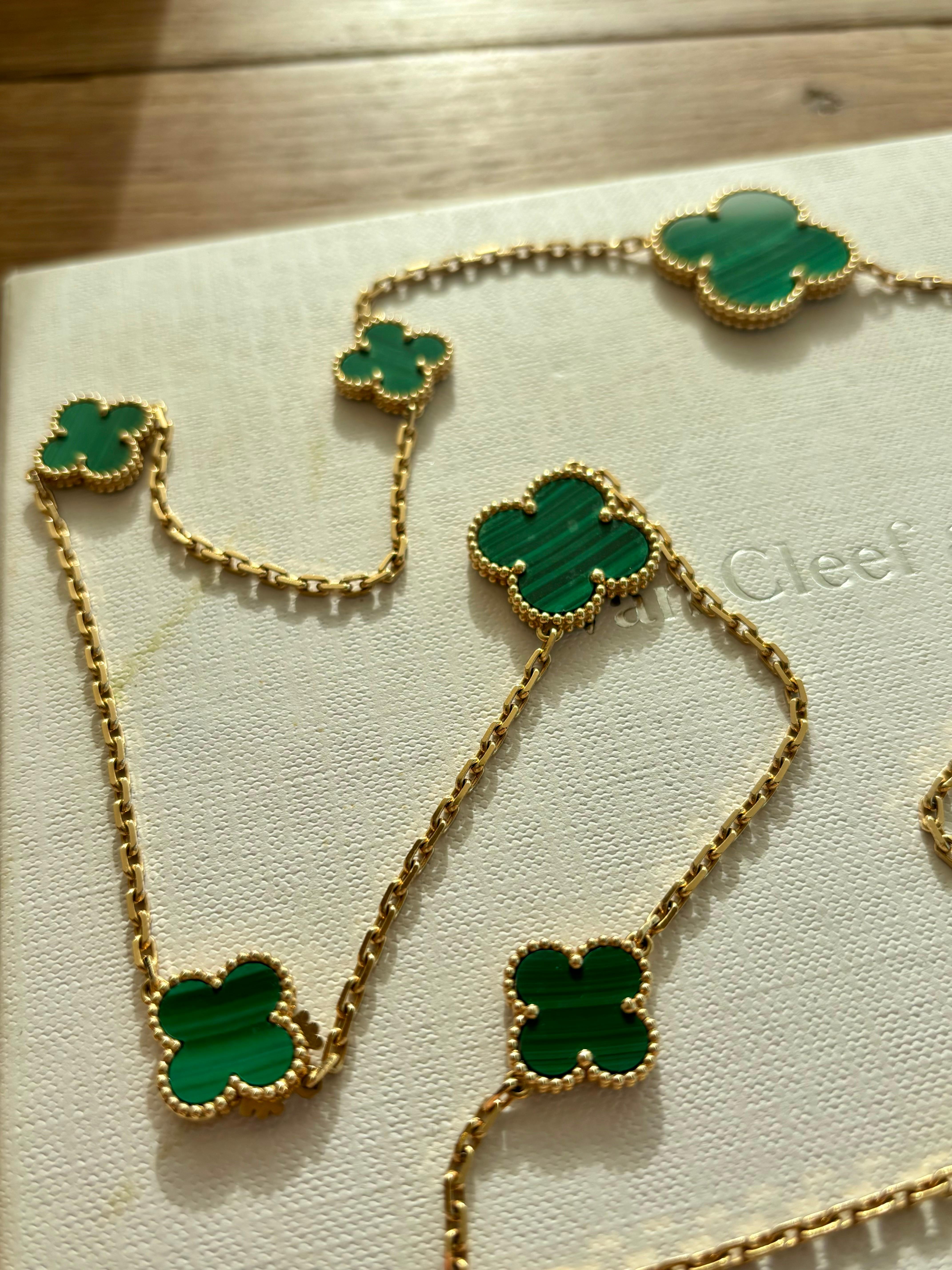 Van Cleef & Arpels Magic Alhambra Halskette aus Gelbgold mit langenen Motiven für Damen oder Herren im Angebot