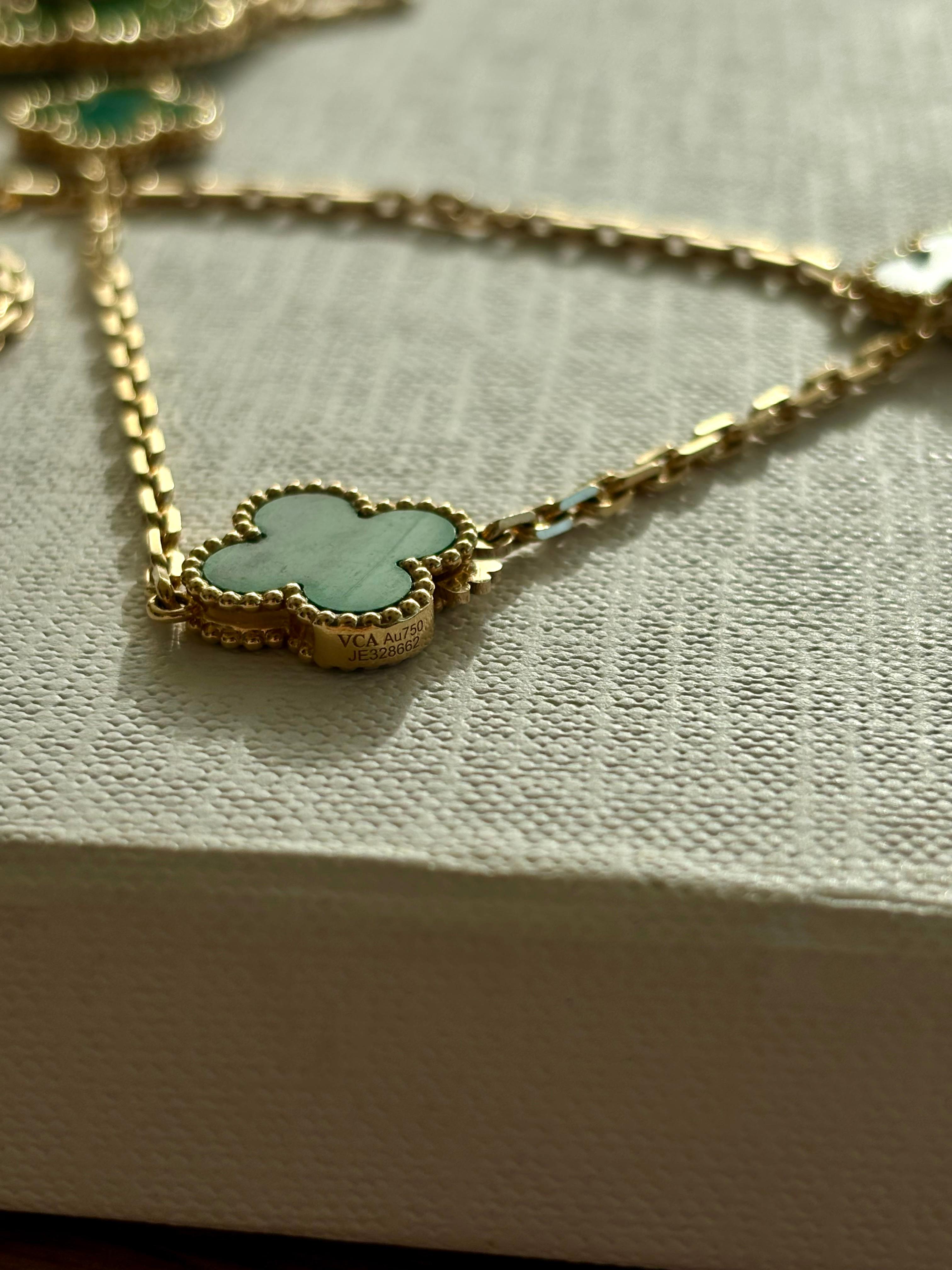 Van Cleef & Arpels Magic Alhambra Halskette aus Gelbgold mit langenen Motiven im Angebot 3