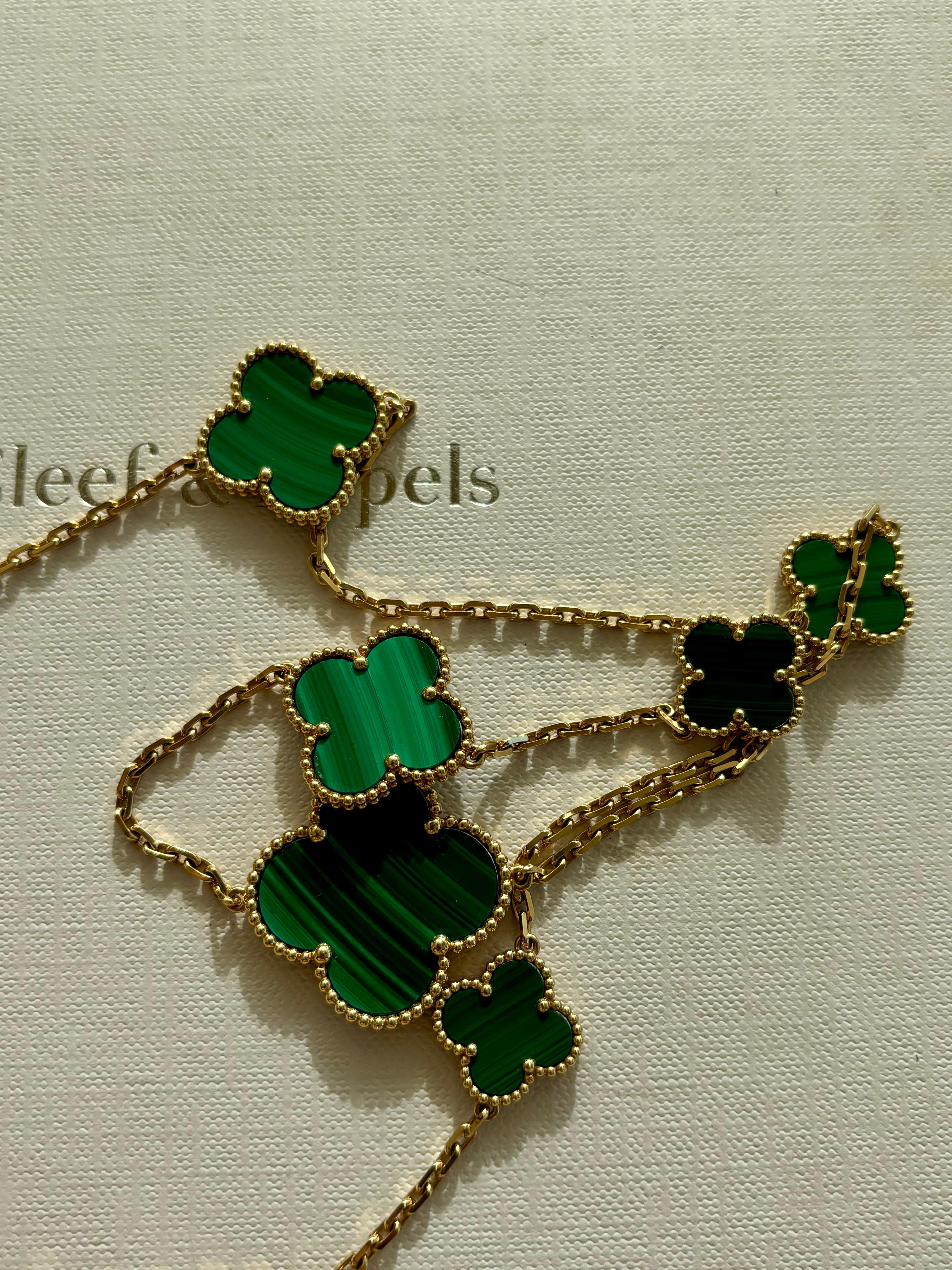 Van Cleef & Arpels Magic Alhambra Halskette aus Gelbgold mit langenen Motiven im Angebot 4