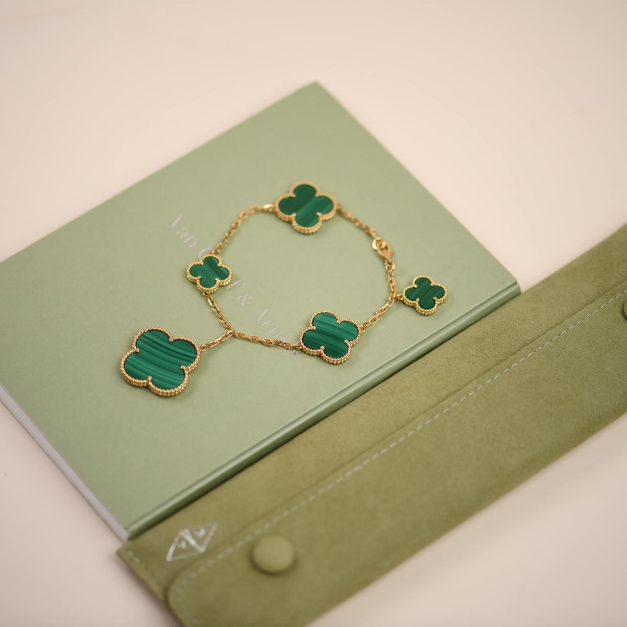 SKU	33301605
Viene fornito con	Set completo (astuccio + carta)
Data	2015
Modello	VCARO3AU00
Numero di serie	JE******
Metallo	oro giallo 18k
Pietre	Malachite
Peso	20.7 g
Lunghezza	20 cm
Condizione	Eccellente
Altre informazioni	Dimensioni del motivo: