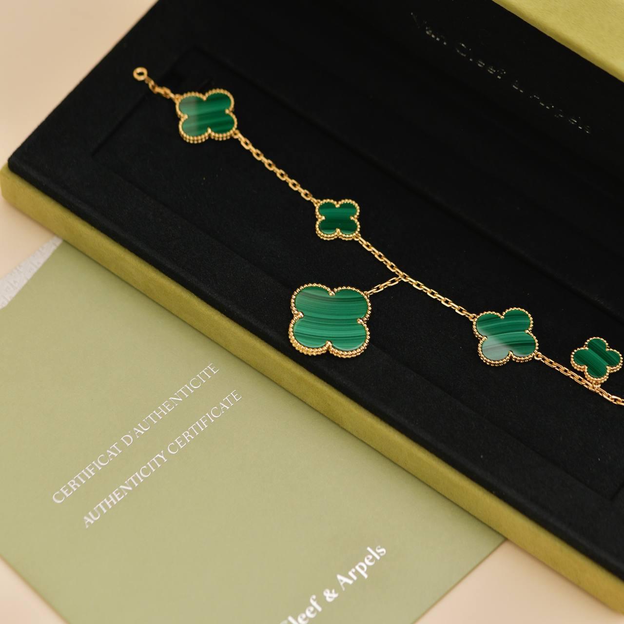 SKU	33301669
Livré avec	Set complet (boîte + carte)
Date	2018
Modèle	VCARO3AU00
Numéro de série	JE******
Métal	Or jaune 18k
Pierres	Malachite
Poids	20.44 g
Longueur	19 cm
Condit	Excellent
______________________________________________
Si vous êtes