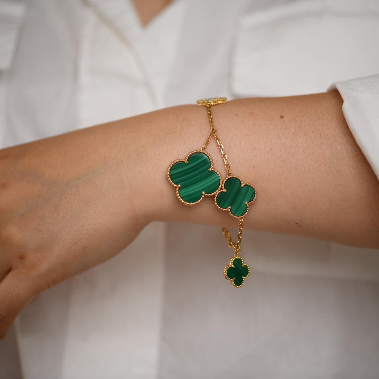 Grezzo Van Cleef & Arpels Bracciale Magic Alhambra Malachite in oro giallo 18 carati in vendita