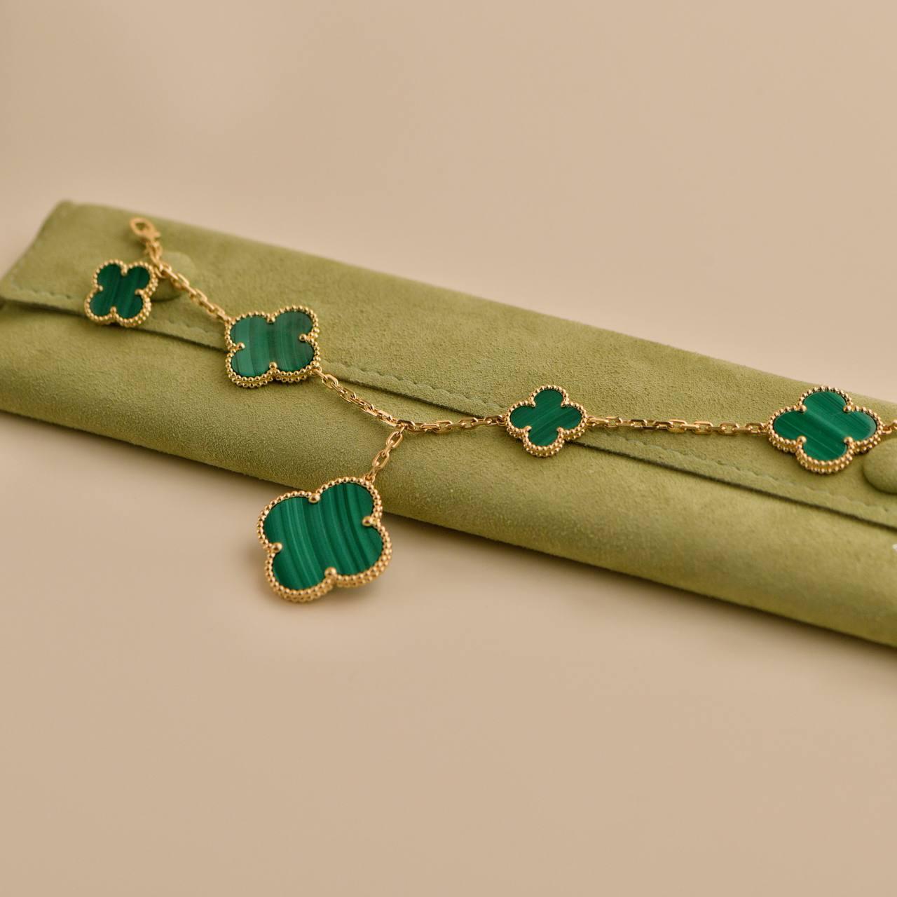 Van Cleef & Arpels Bracciale Magic Alhambra Malachite in oro giallo 18 carati In condizioni ottime in vendita a Banbury, GB