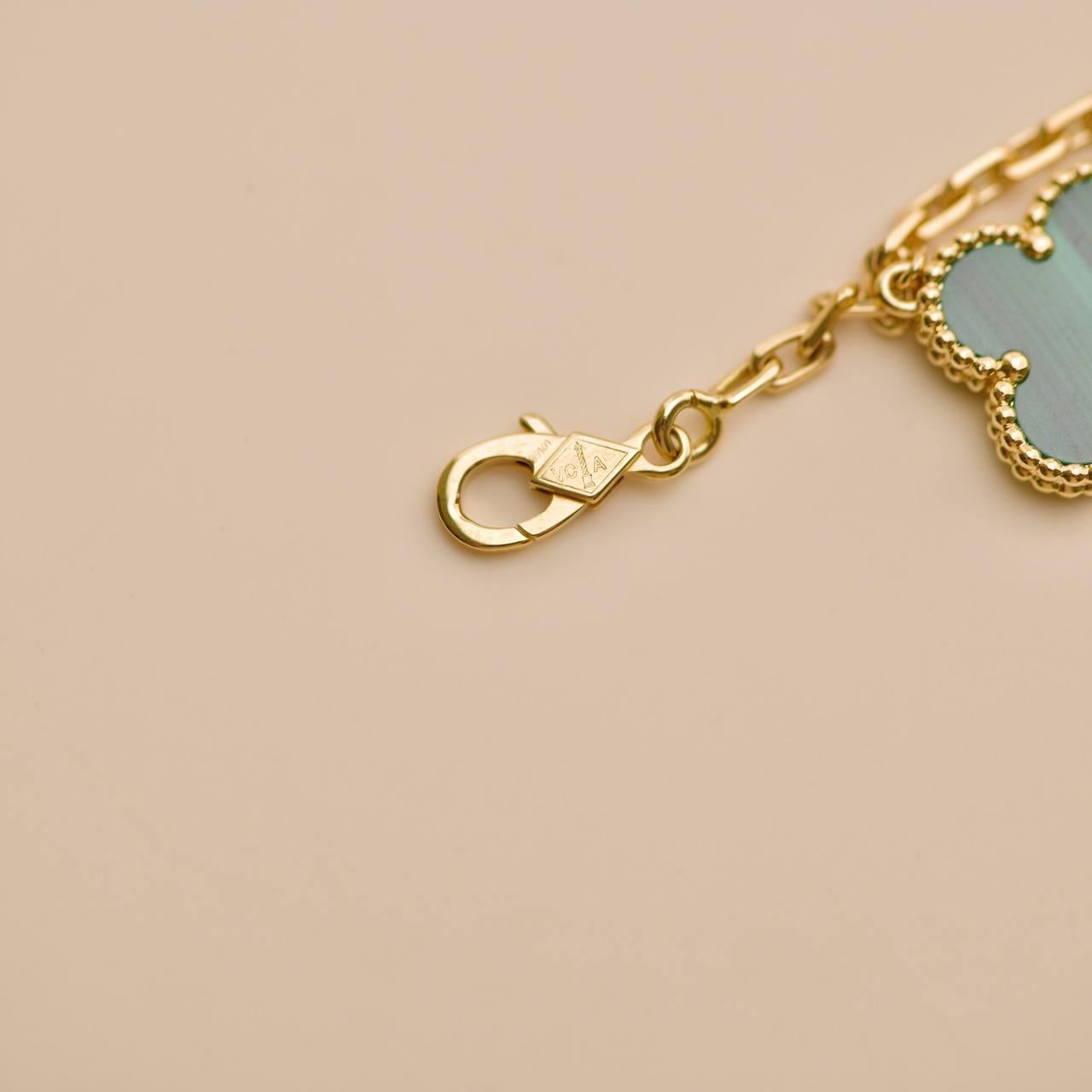 Van Cleef & Arpels Bracelet Magic Alhambra Malachite or jaune 18K Excellent état - En vente à Banbury, GB
