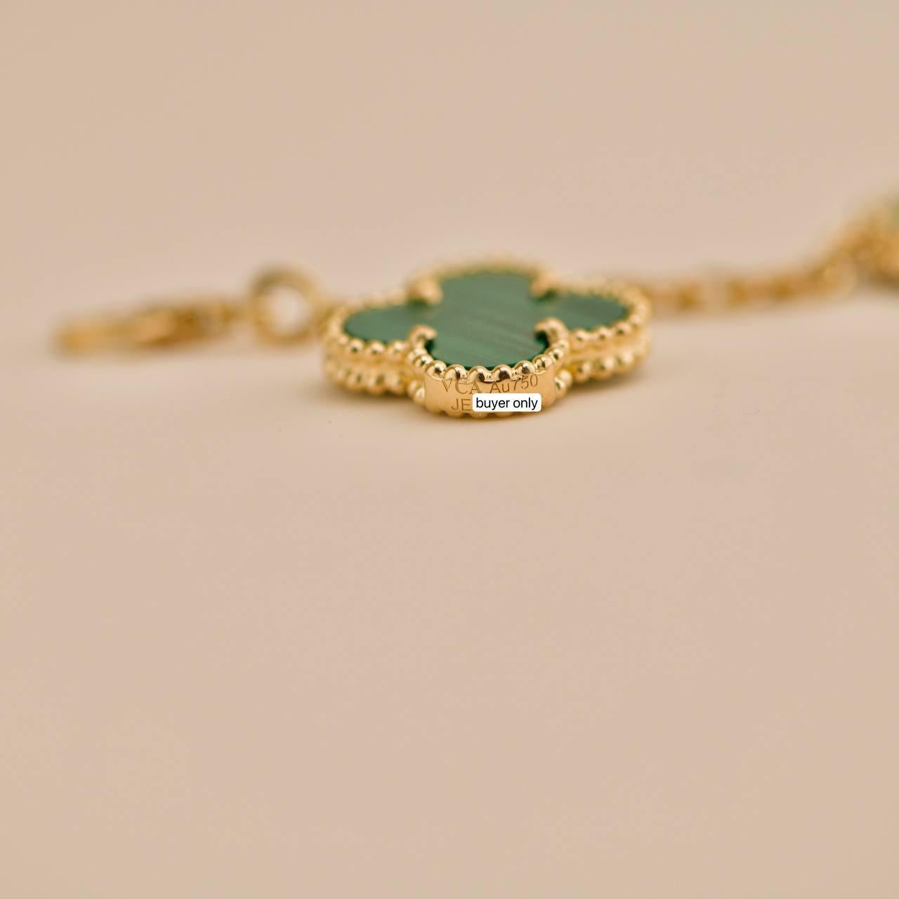 Van Cleef & Arpels Bracciale Magic Alhambra Malachite in oro giallo 18 carati in vendita 2