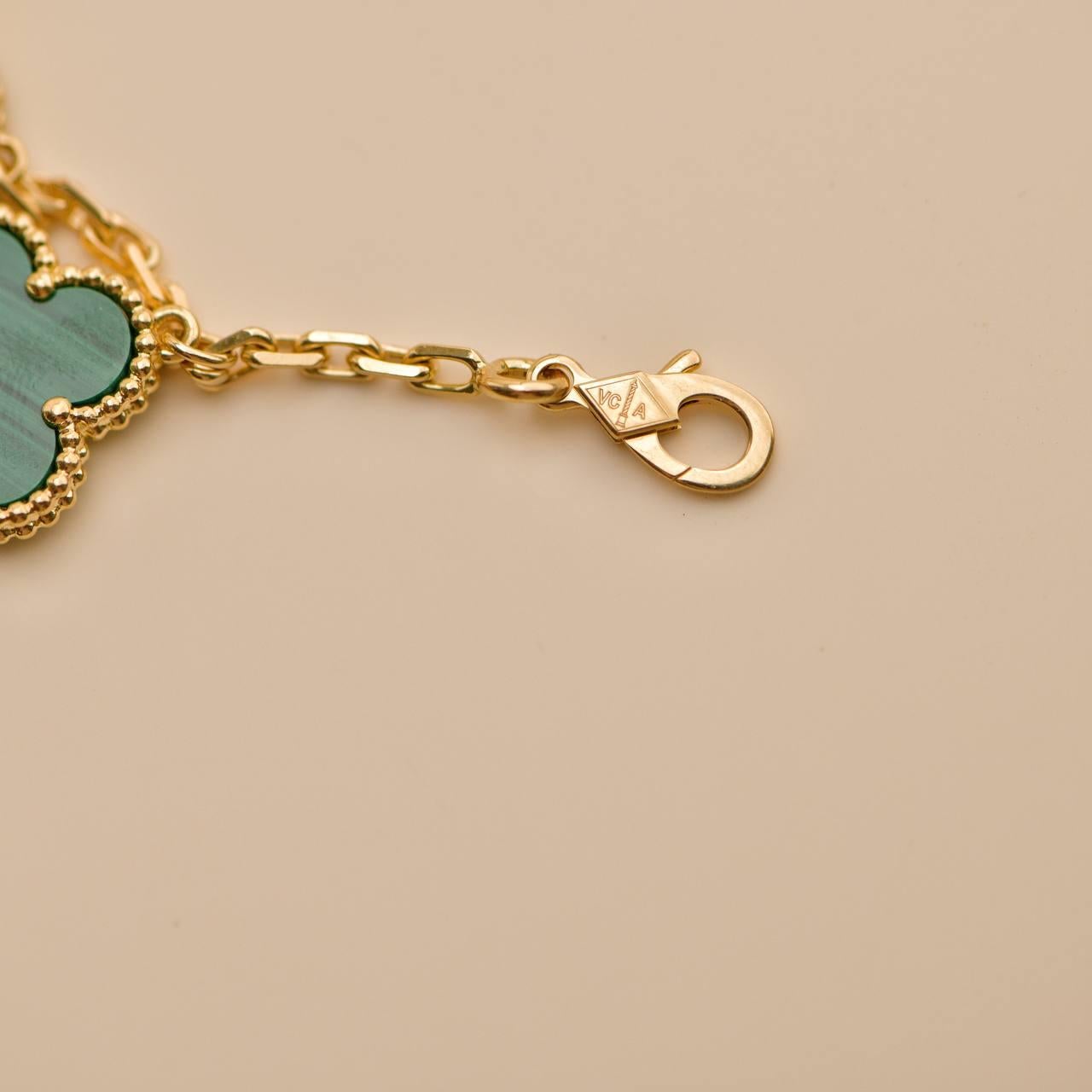 Van Cleef & Arpels Bracciale Magic Alhambra Malachite in oro giallo 18 carati in vendita 3