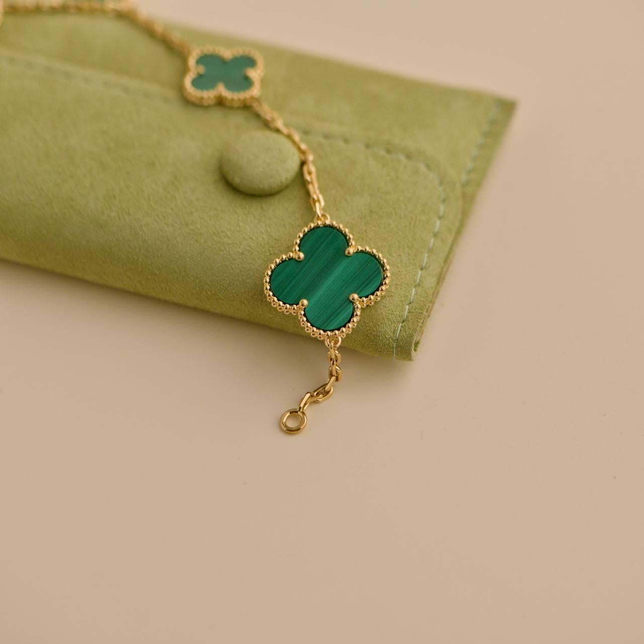 Van Cleef & Arpels Bracciale Magic Alhambra Malachite in oro giallo 18 carati in vendita 4