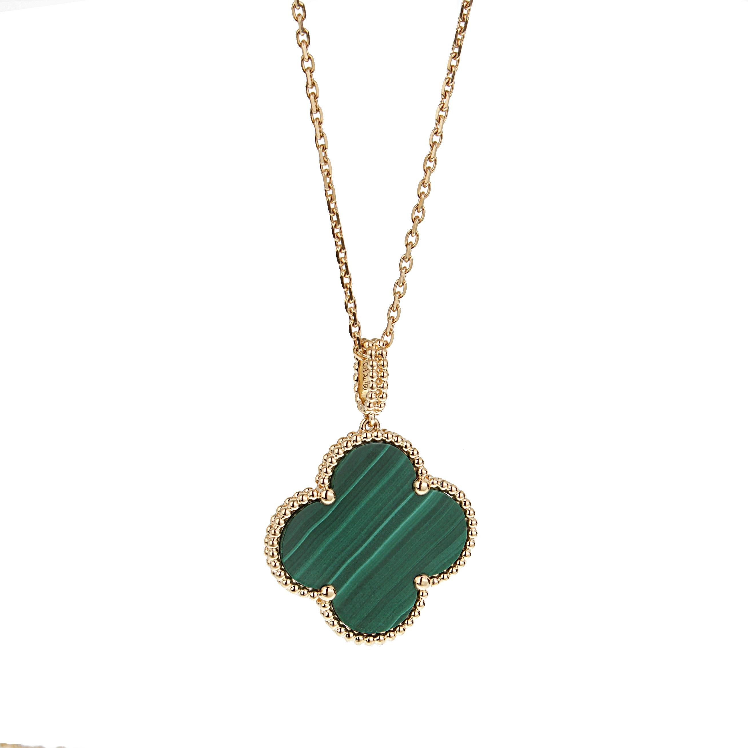 Le collier Van Cleef & Arpels Magic Alhambra Malachite capture l'élégance intemporelle avec ses motifs emblématiques de trèfle en riche malachite verte, encadrés par un délicat perlage doré en or jaune 18 carats. Mesurant 35,4 pouces, il peut être