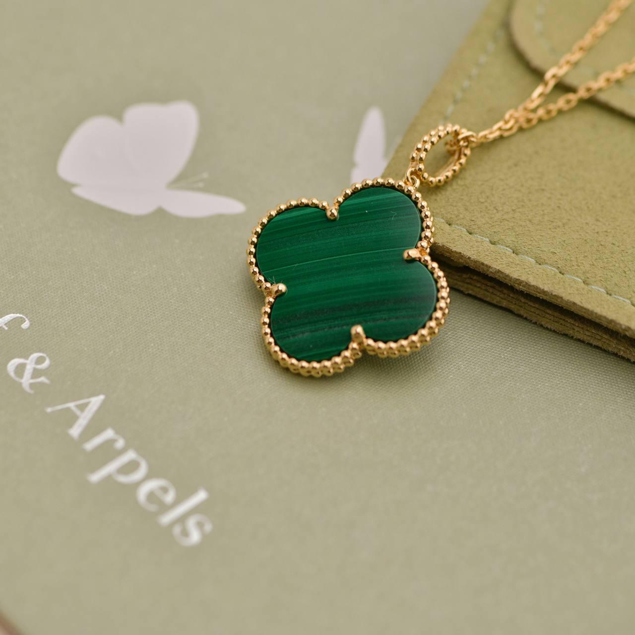 Van Cleef & Arpels Collana Magic Alhambra Malachite in oro giallo 18 carati In condizioni ottime in vendita a Banbury, GB