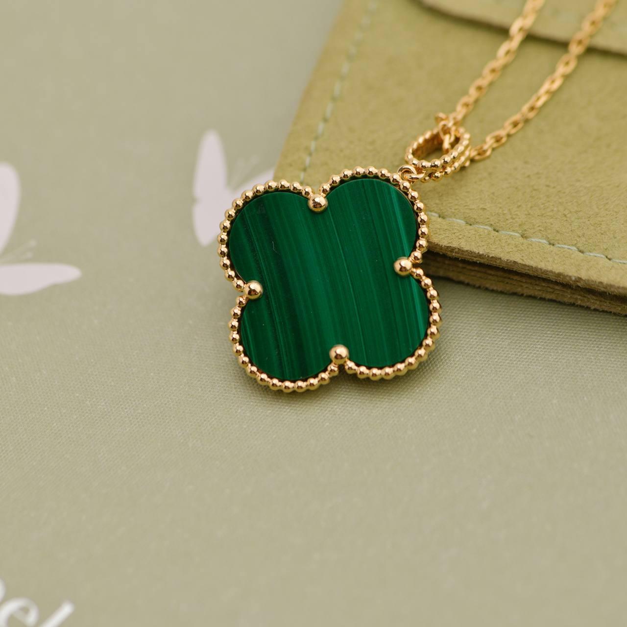 da uomo o donna Van Cleef & Arpels Collana Magic Alhambra Malachite in oro giallo 18 carati in vendita