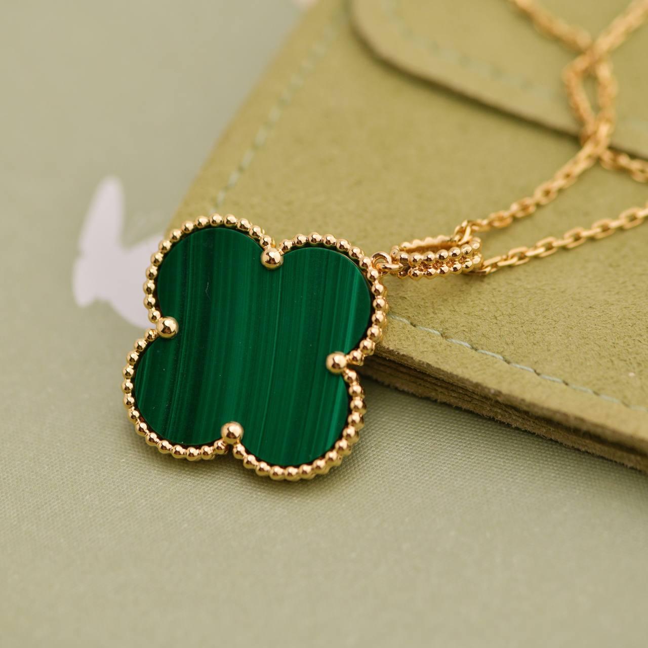Van Cleef & Arpels Collana Magic Alhambra Malachite in oro giallo 18 carati in vendita 1