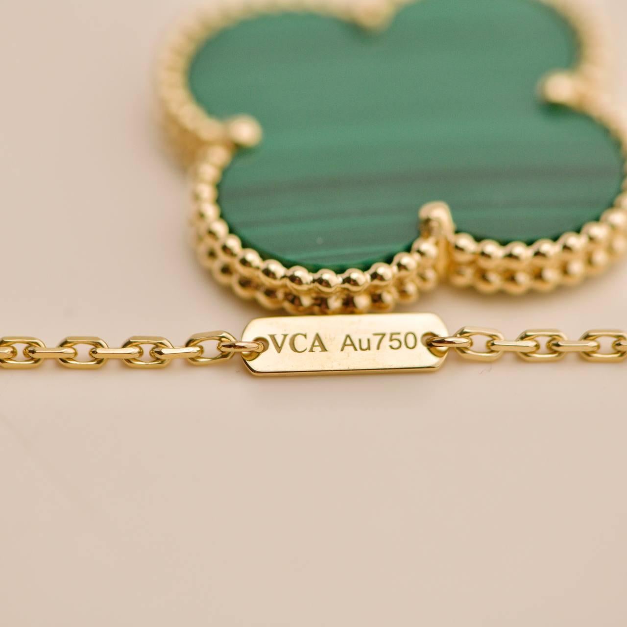 Van Cleef & Arpels Collana Magic Alhambra Malachite in oro giallo 18 carati in vendita 2